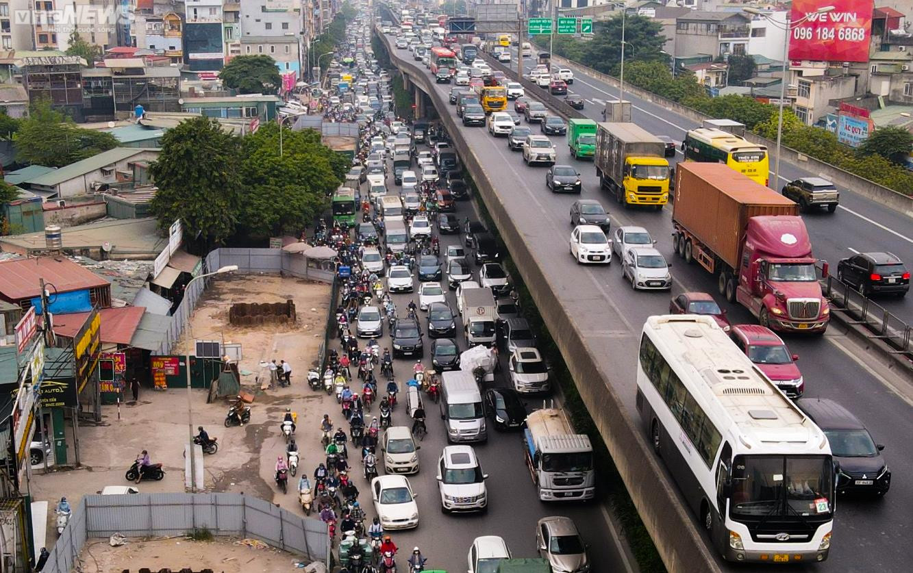 Thảm cảnh ùn tắc ngày lẫn đêm trên con đường giao thông huyết mạch Thủ đô - 5