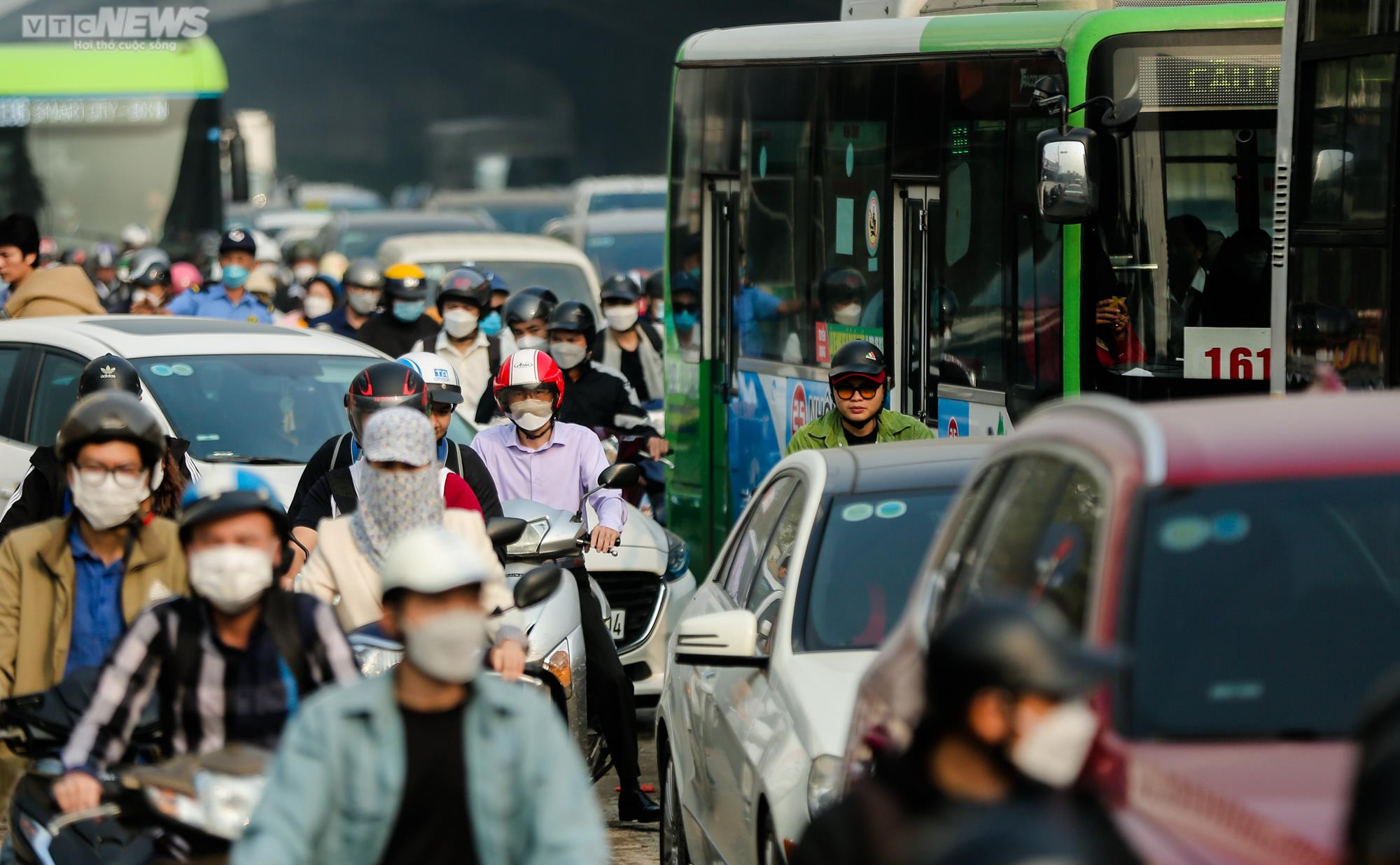 Thảm cảnh ùn tắc ngày lẫn đêm trên con đường giao thông huyết mạch Thủ đô - 8