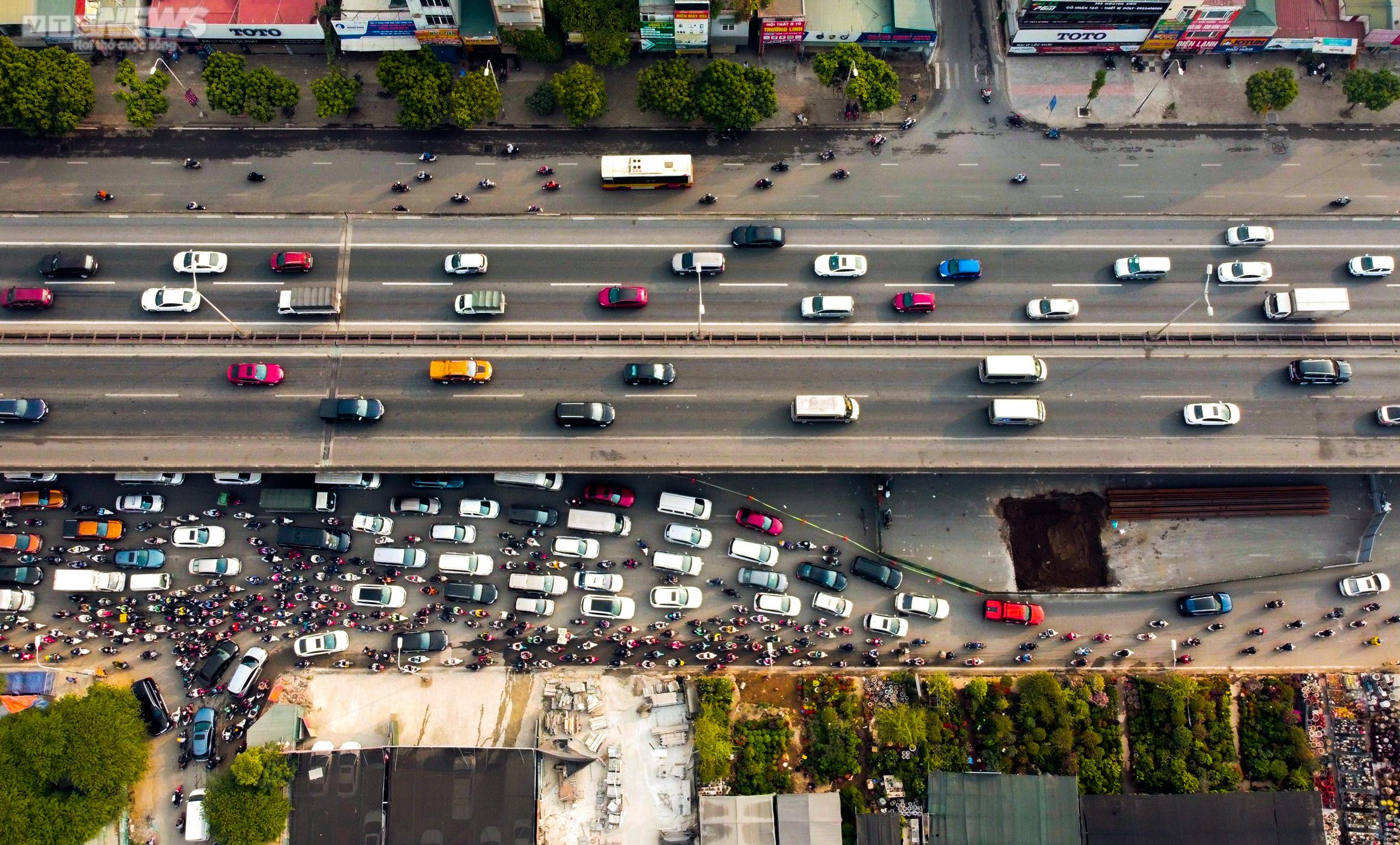 Thảm cảnh ùn tắc ngày lẫn đêm trên con đường giao thông huyết mạch Thủ đô - 2