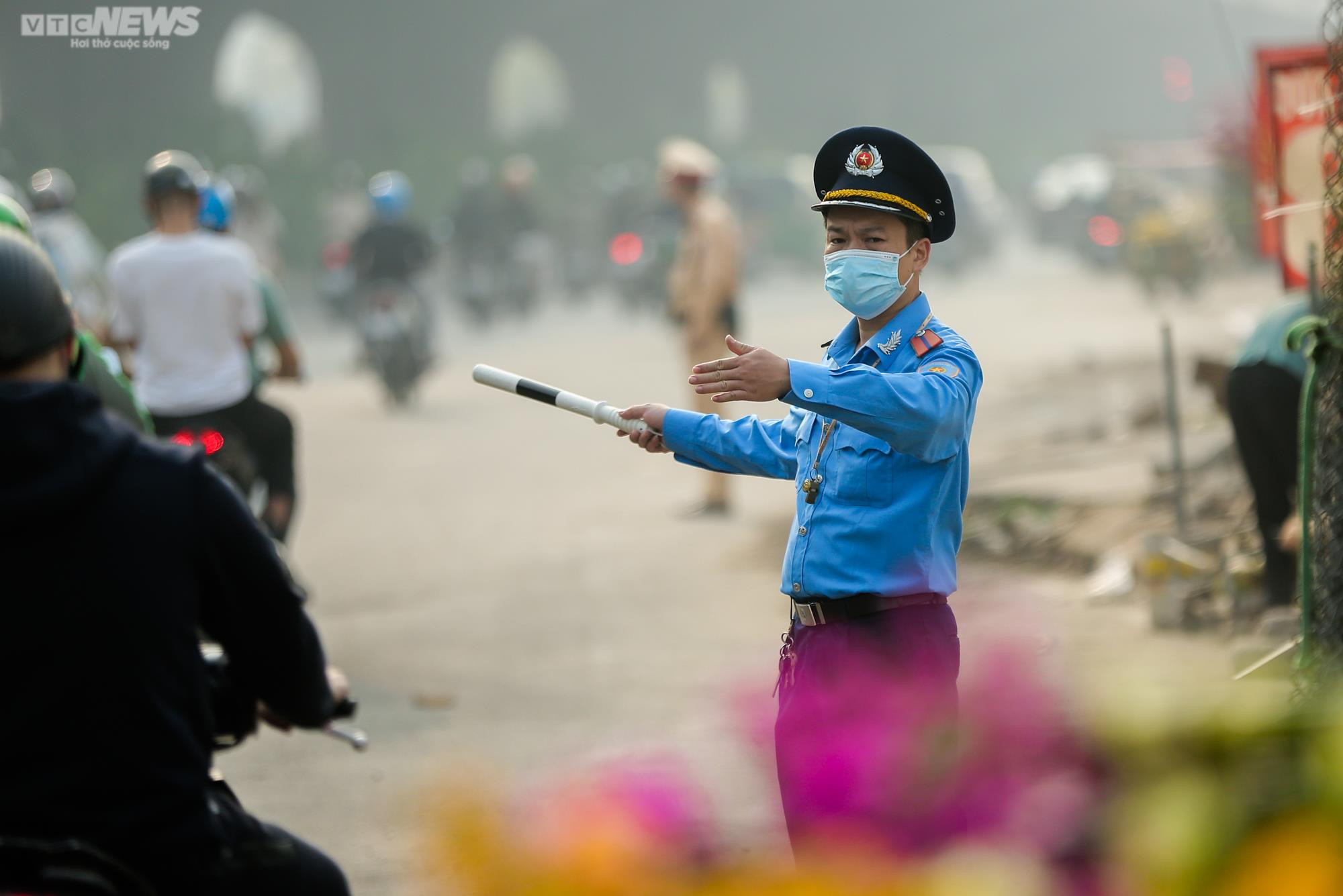 Thảm cảnh ùn tắc ngày lẫn đêm trên con đường giao thông huyết mạch Thủ đô - 10