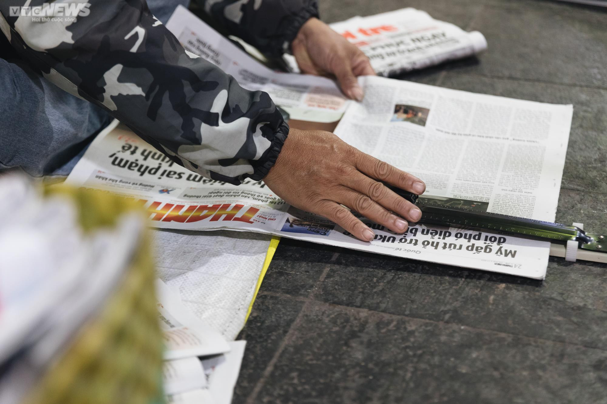 Công việc thầm lặng của những người làm nghề phát hành báo - 4