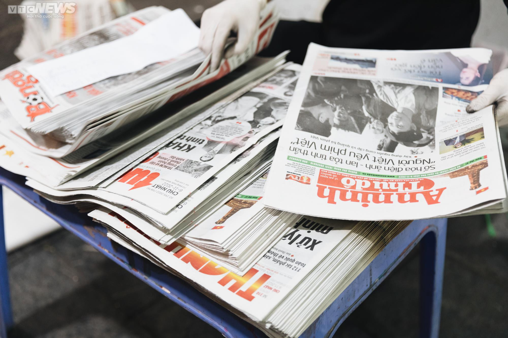 Công việc thầm lặng của những người làm nghề phát hành báo - 8