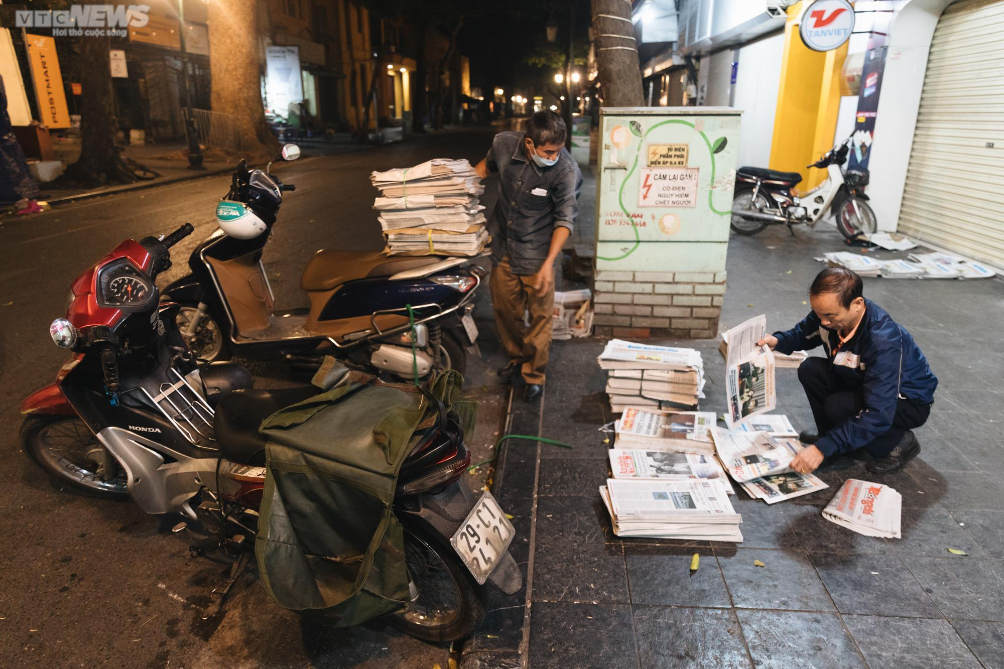 Công việc thầm lặng của những người làm nghề phát hành báo - 1