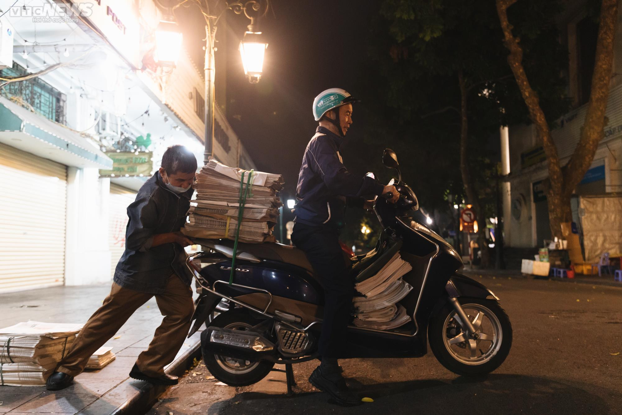 Công việc thầm lặng của những người làm nghề phát hành báo - 9
