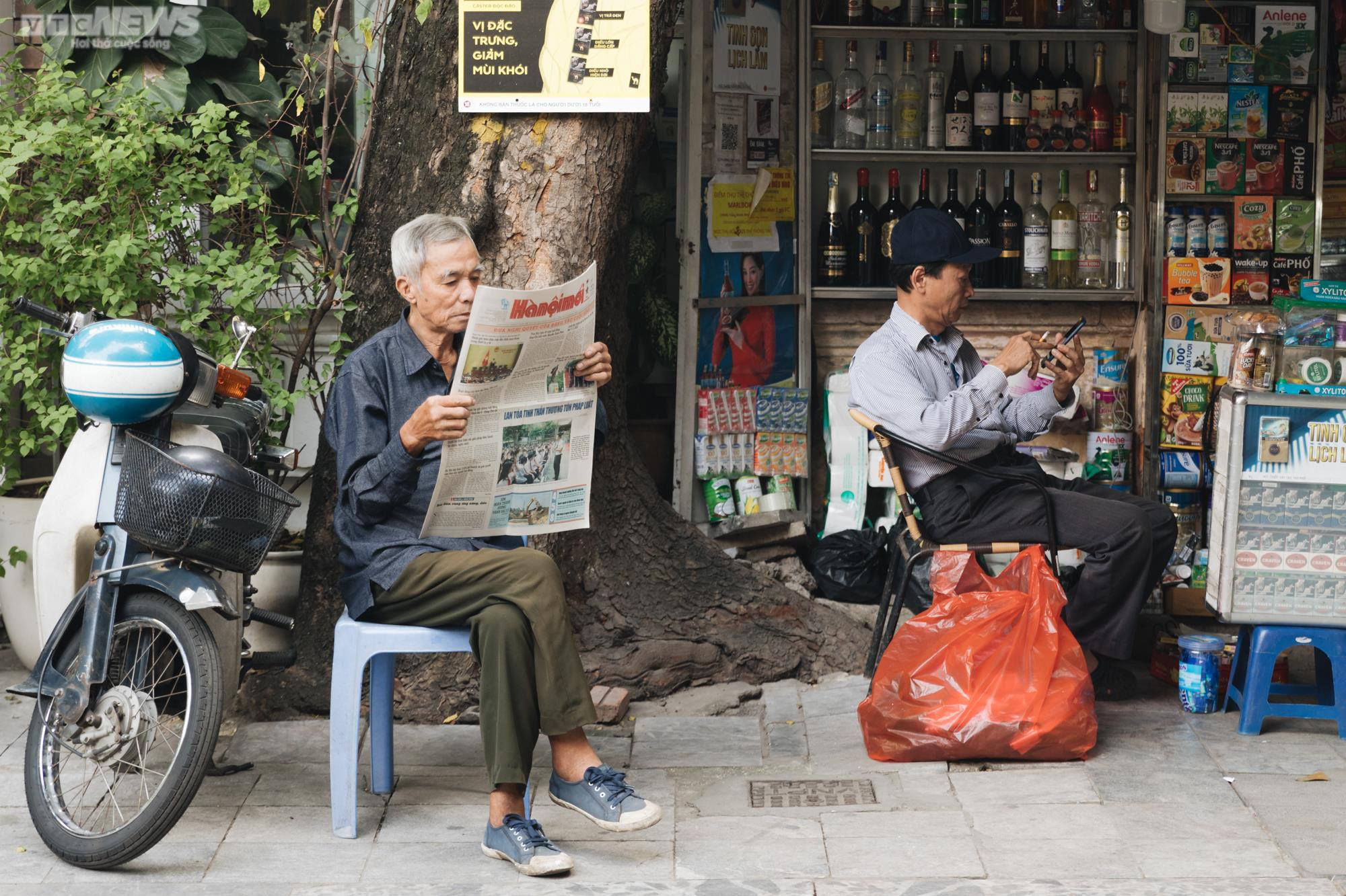Công việc thầm lặng của những người làm nghề phát hành báo - 13