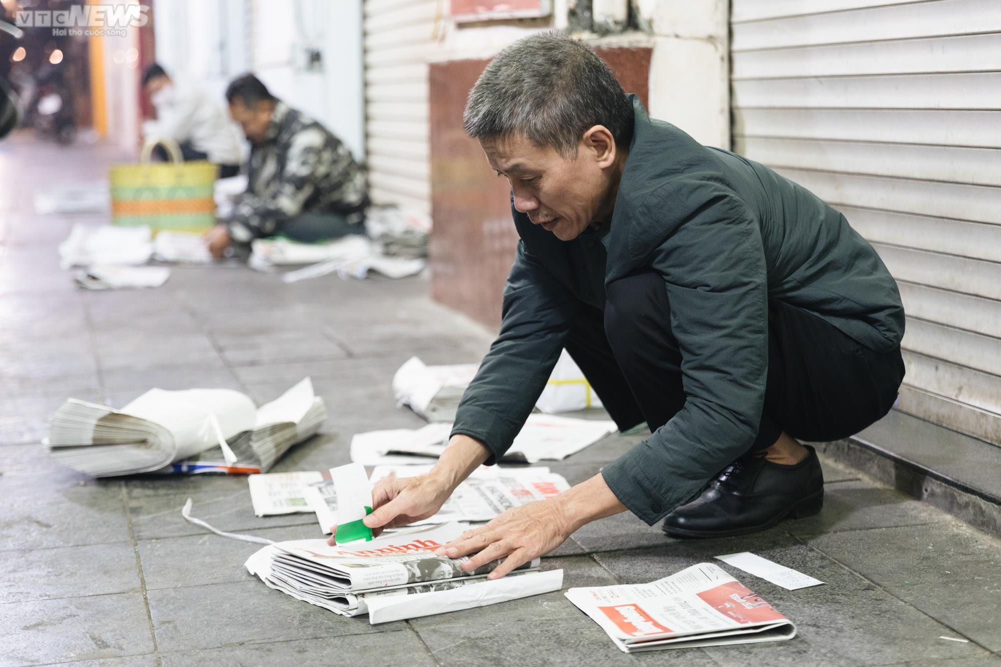 Công việc thầm lặng của những người làm nghề phát hành báo - 2