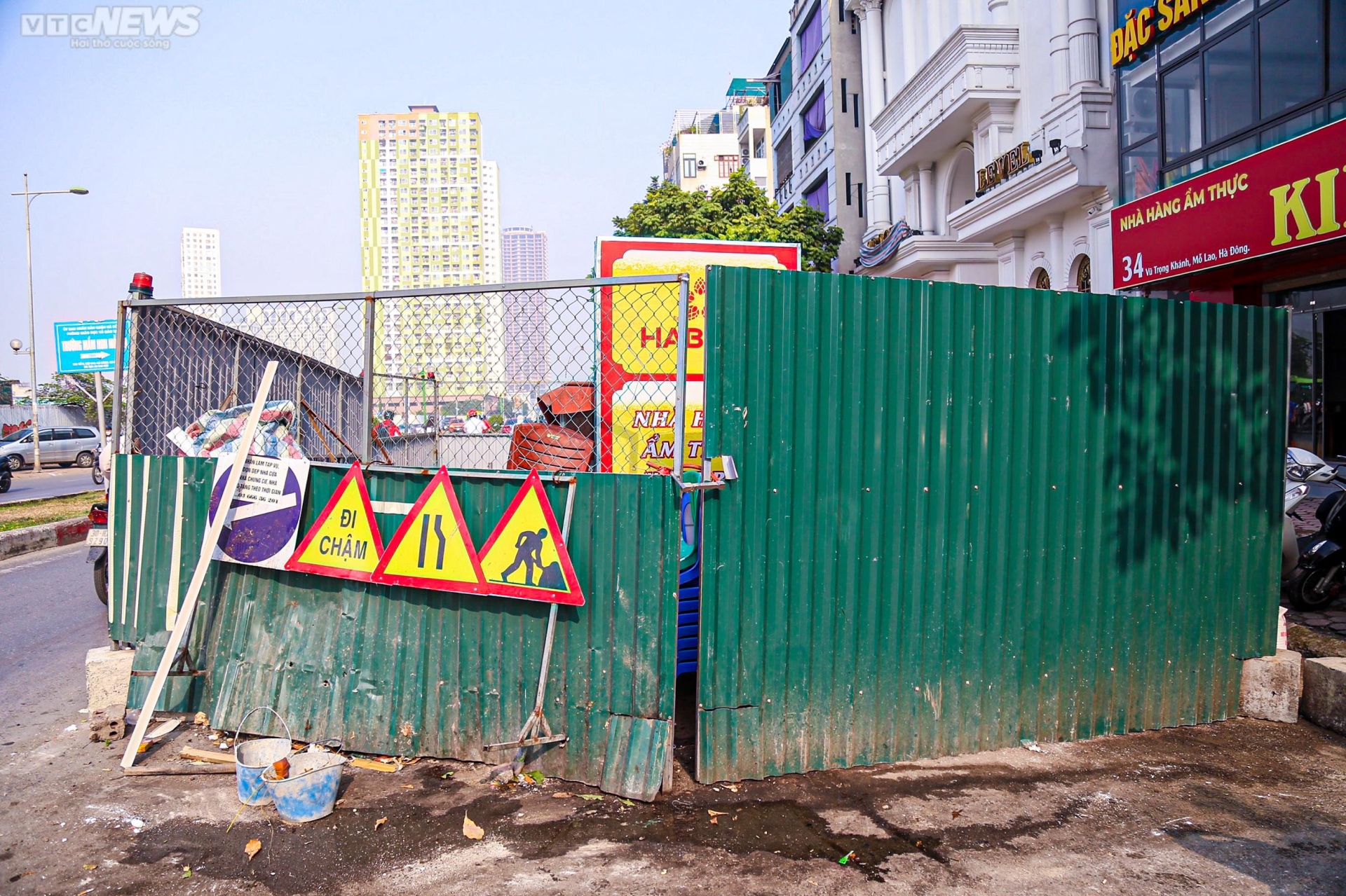 Cận cảnh đường 300m ở Hà Nội 'cõng' 9 lô cốt bỏ hoang - 8