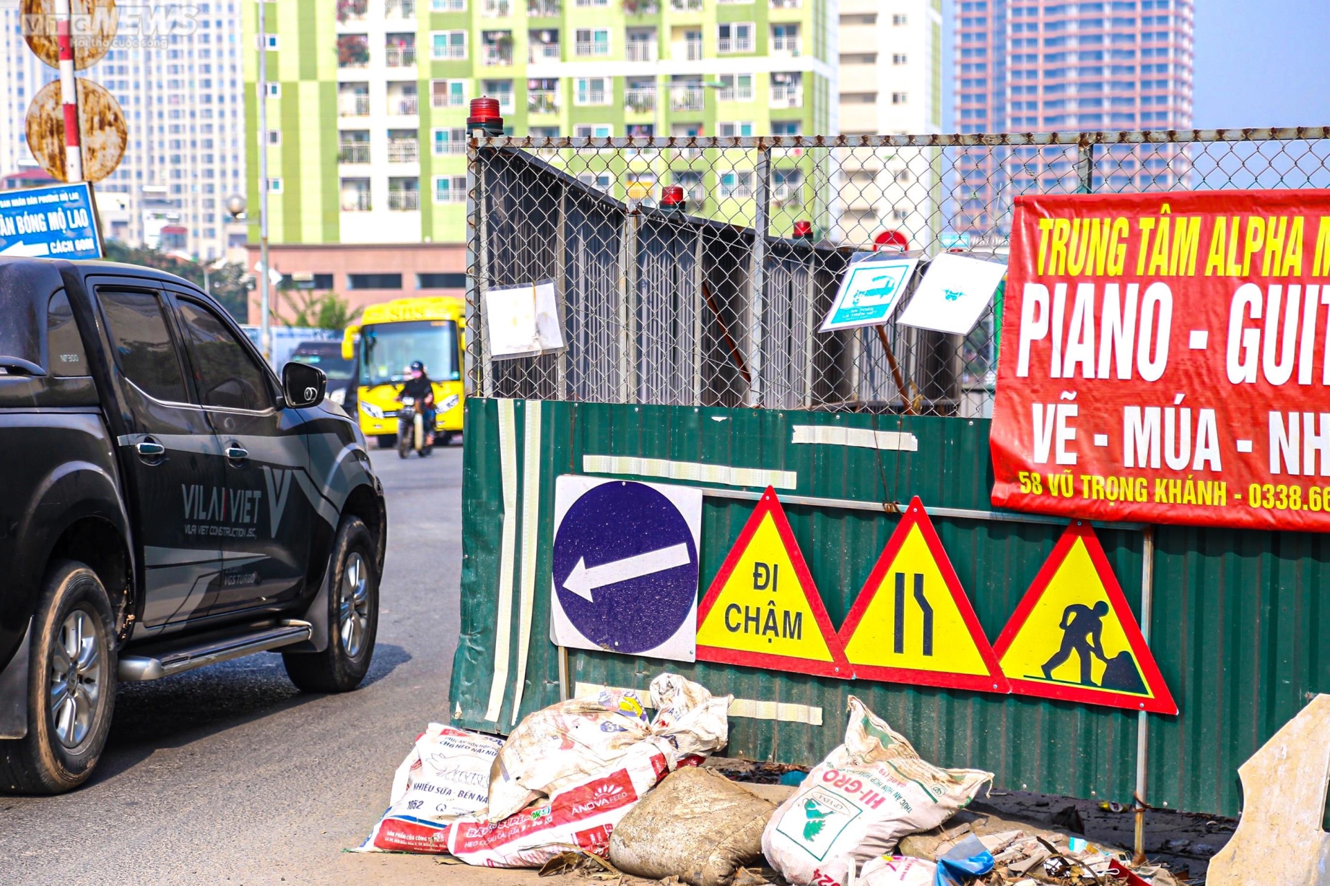 Cận cảnh đường 300m ở Hà Nội 'cõng' 9 lô cốt bỏ hoang - 11