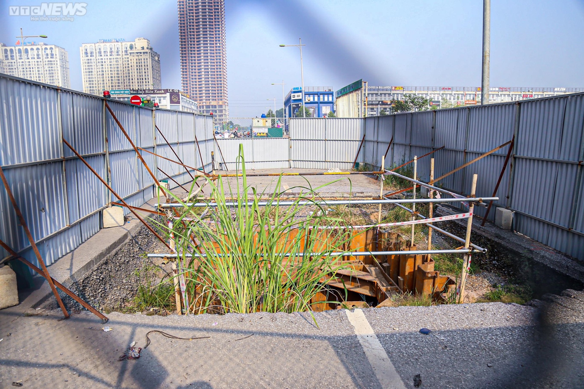 Cận cảnh đường 300m ở Hà Nội 'cõng' 9 lô cốt bỏ hoang - 9