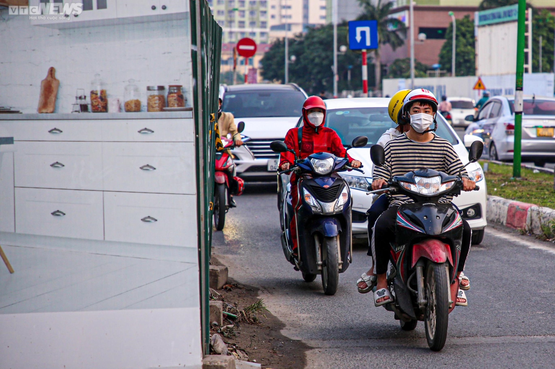 Cận cảnh đường 300m ở Hà Nội 'cõng' 9 lô cốt bỏ hoang - 13