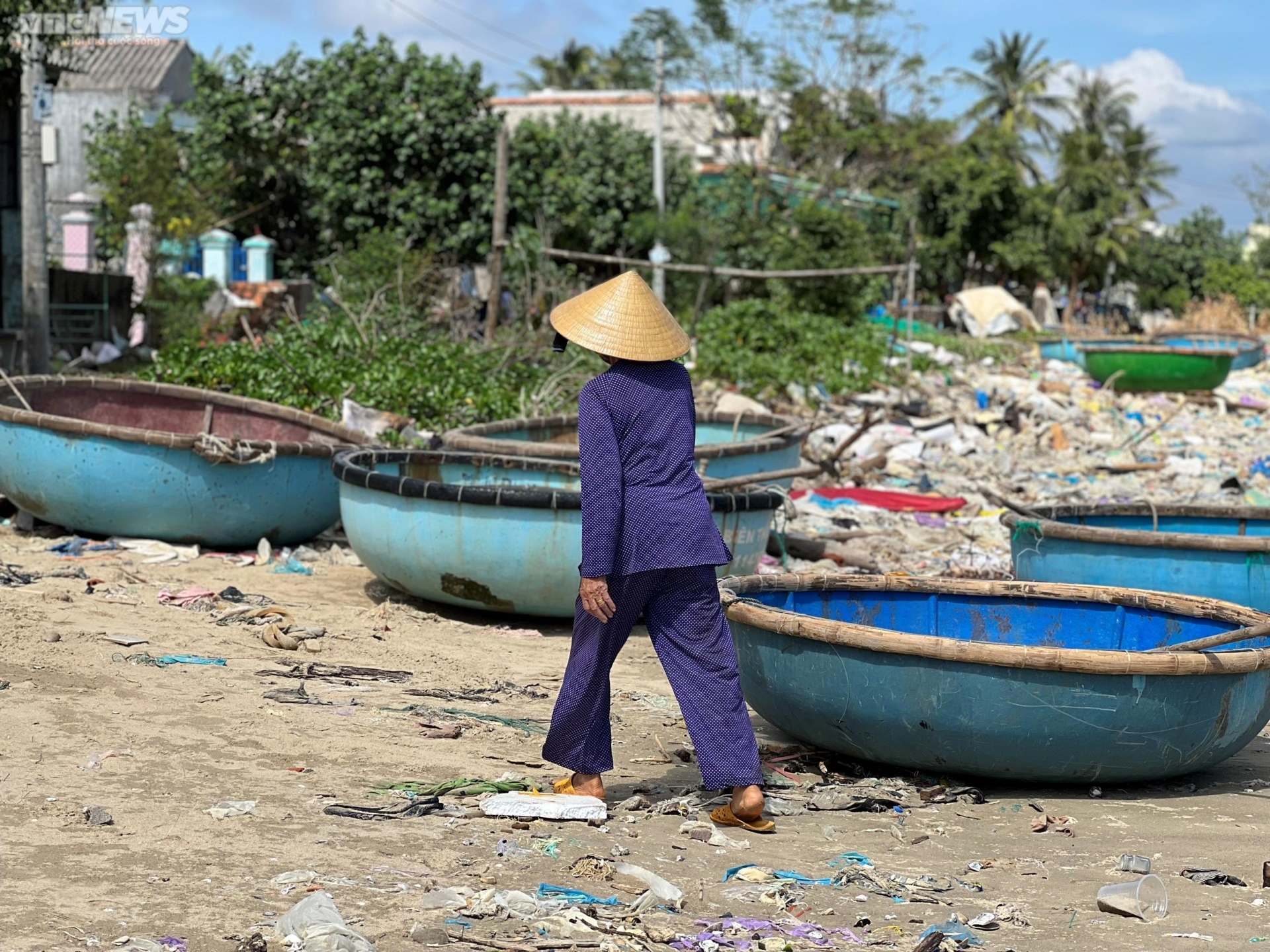 Rác thải tràn ngập bờ biển Quảng Ngãi - 7