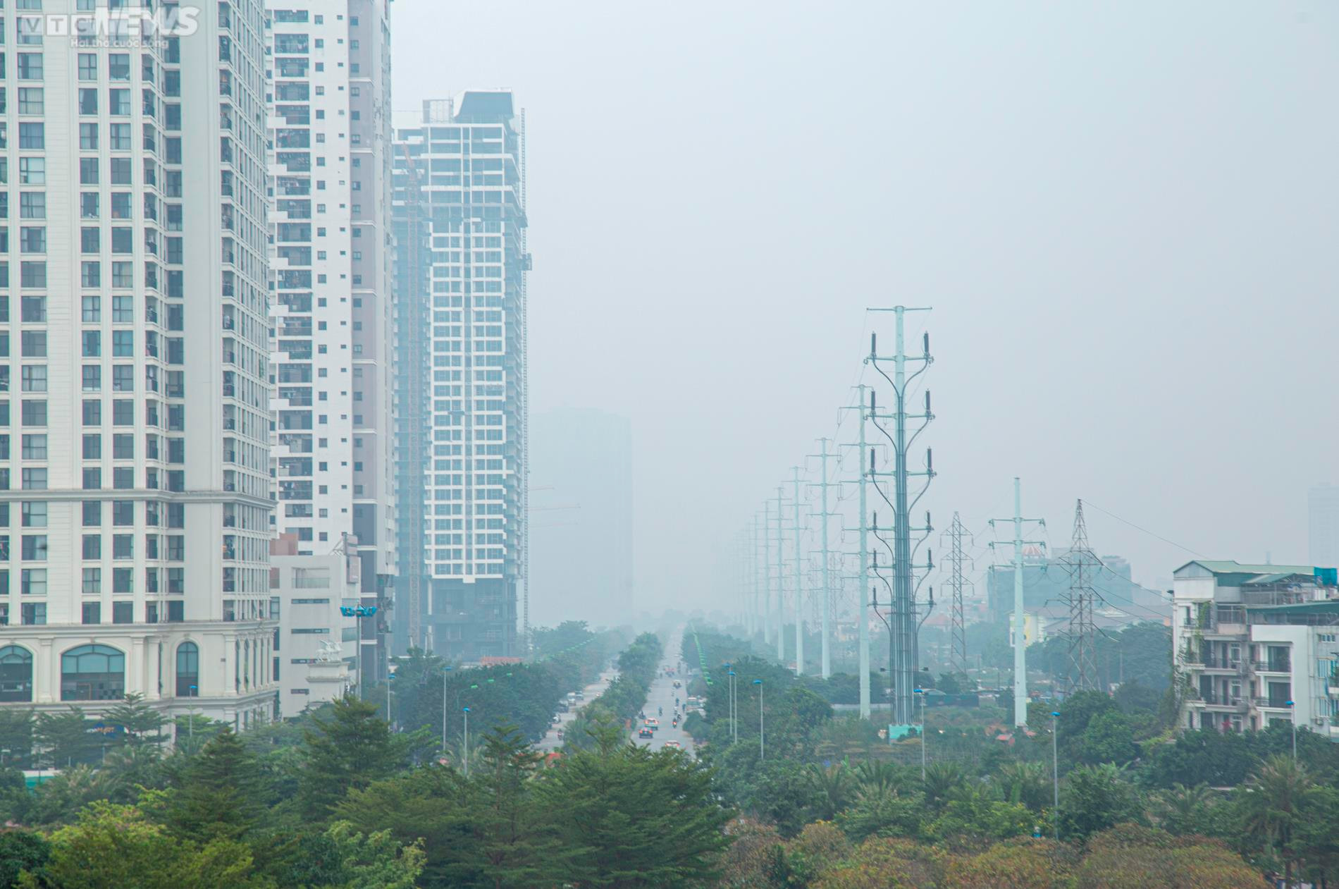 Hà Nội chìm trong sương mờ dày đặc từ sáng đến trưa - 8