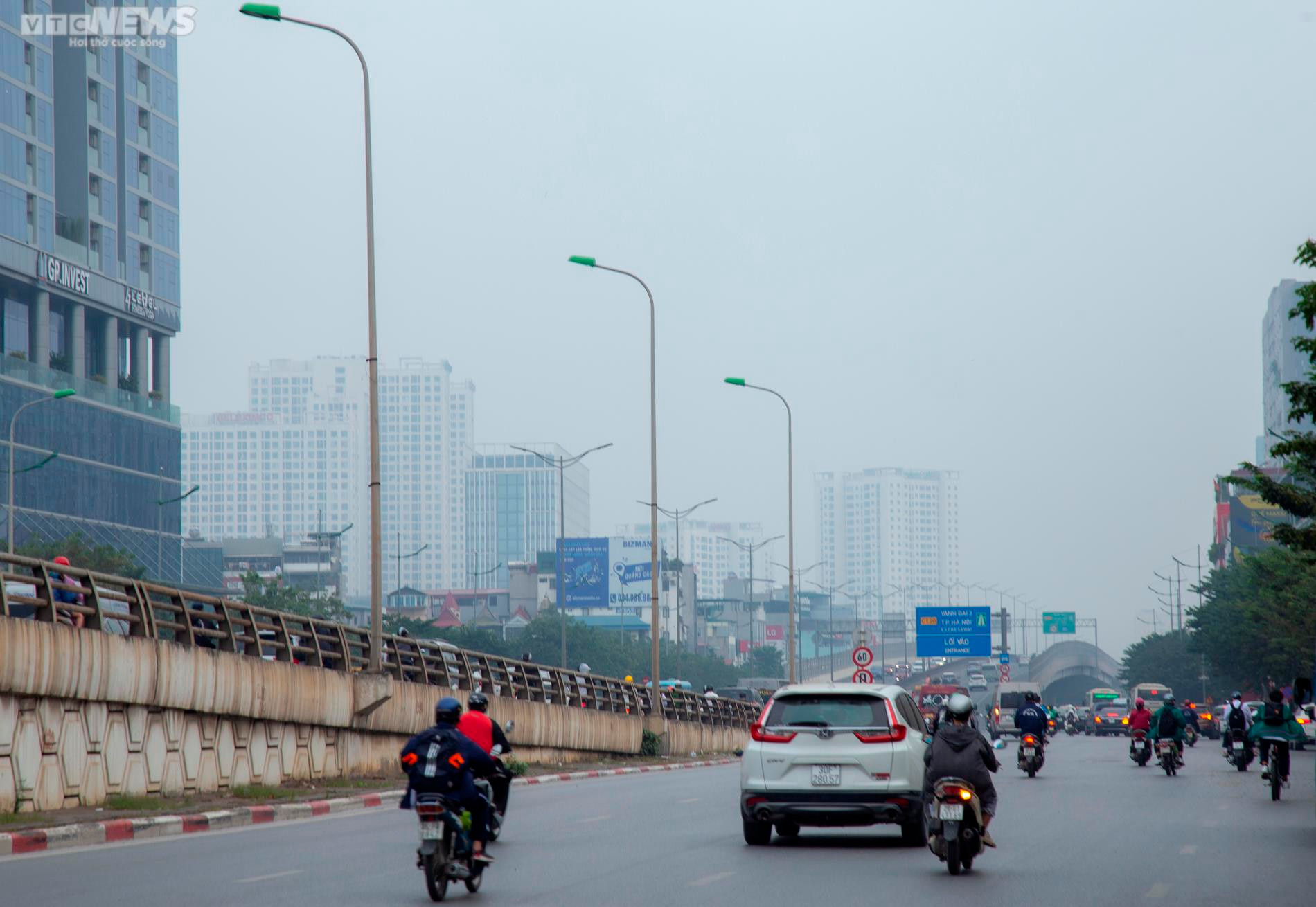 Hà Nội chìm trong sương mờ dày đặc từ sáng đến trưa - 12