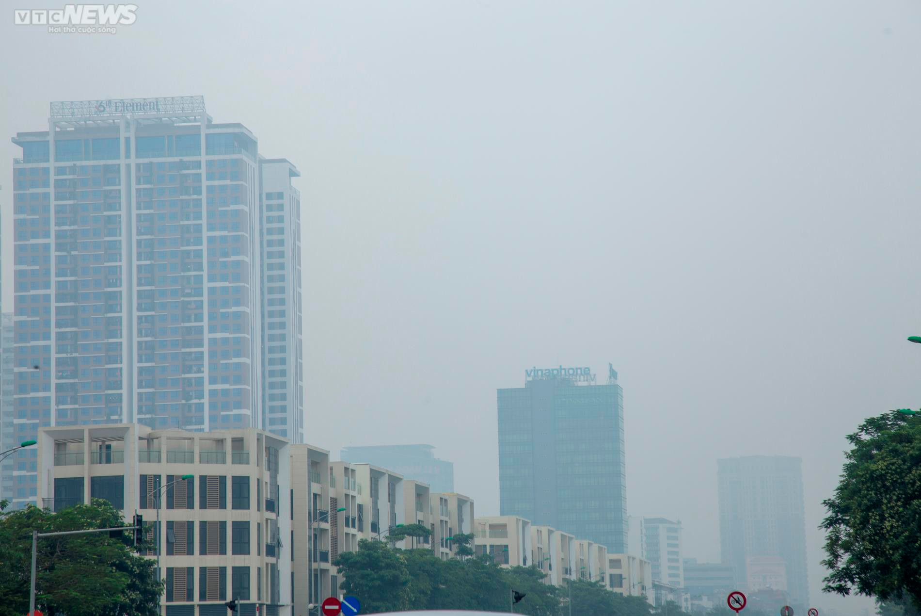 Hà Nội chìm trong sương mờ dày đặc từ sáng đến trưa - 6