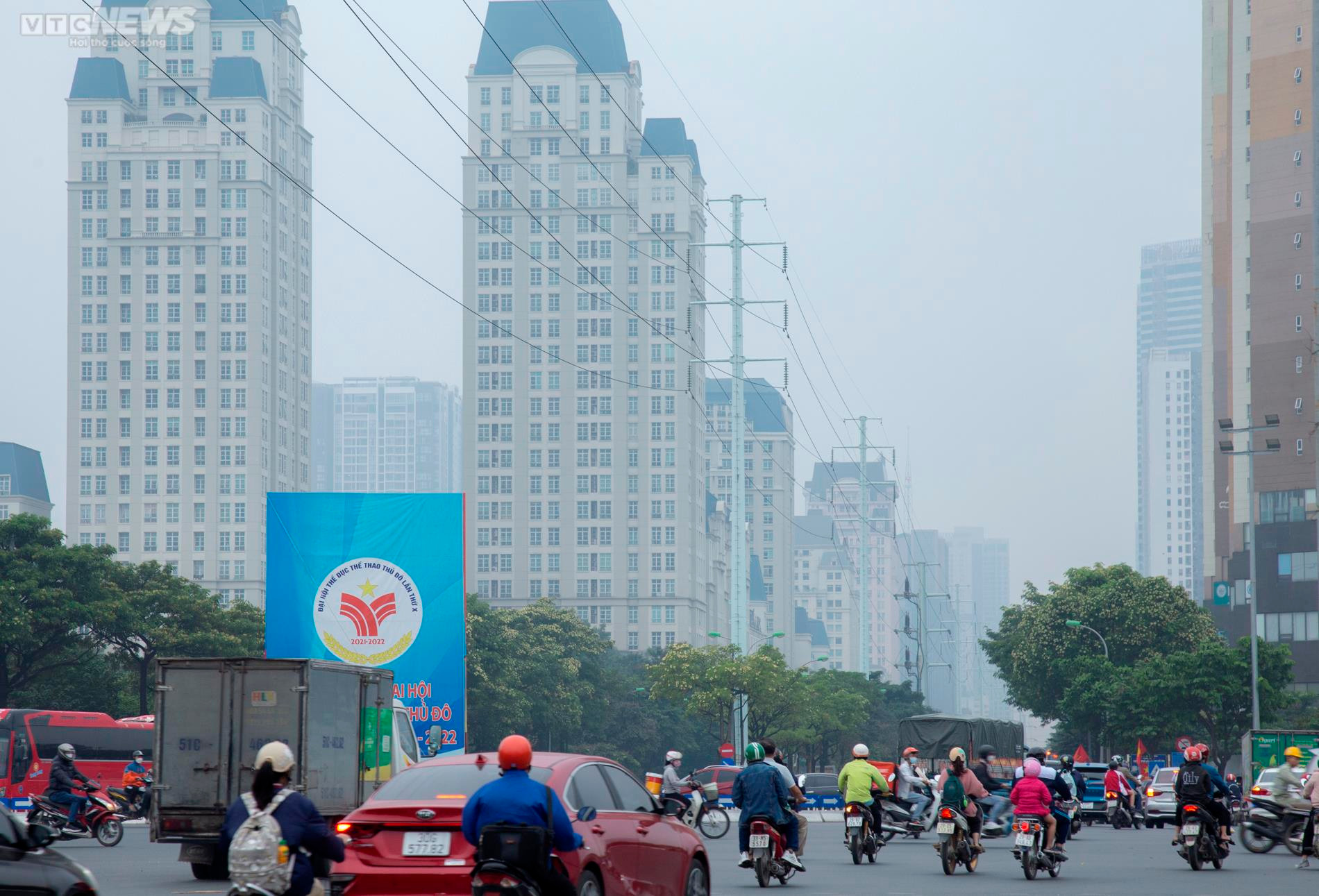 Hà Nội chìm trong sương mờ dày đặc từ sáng đến trưa - 10