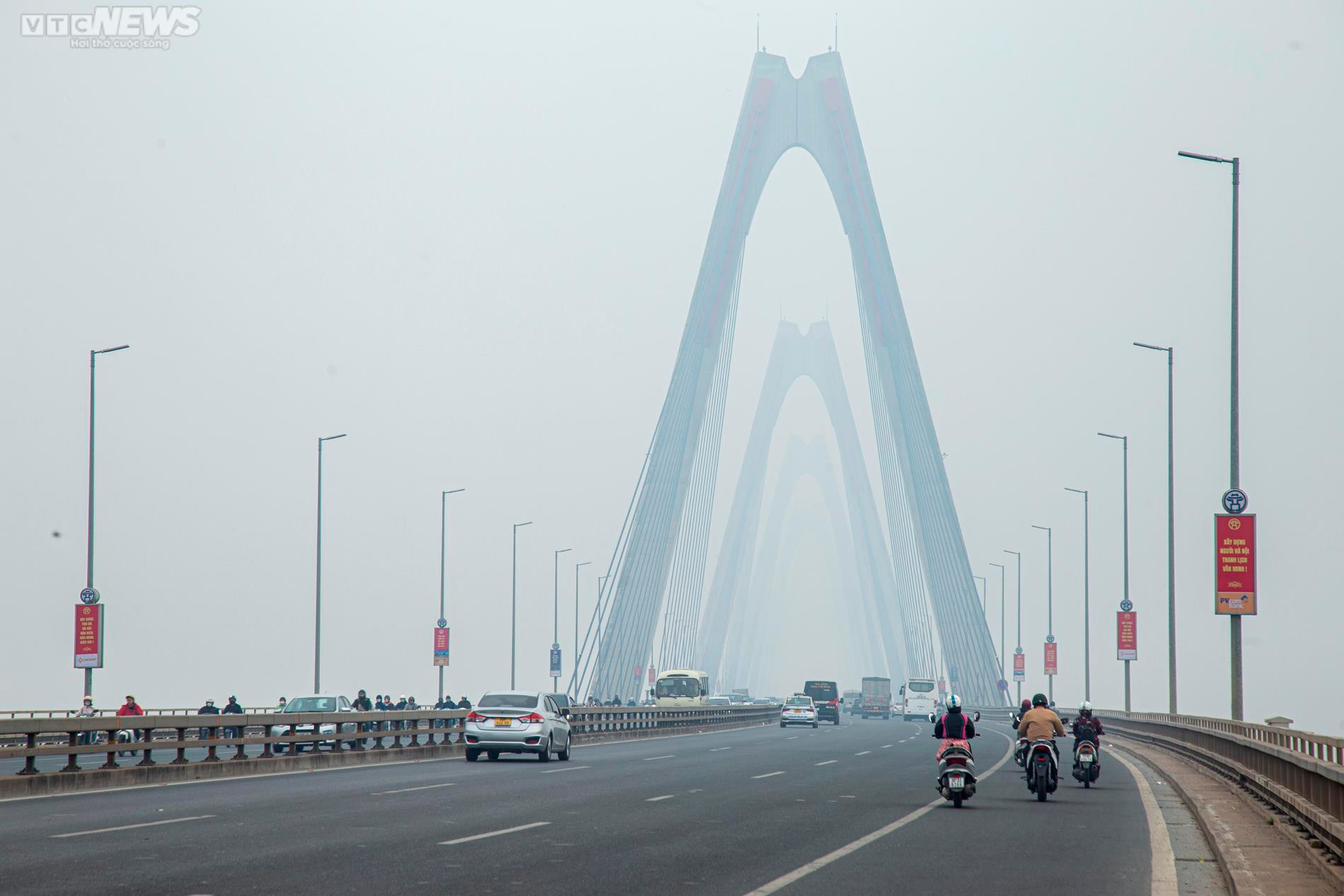 Hà Nội chìm trong sương mờ dày đặc từ sáng đến trưa - 11