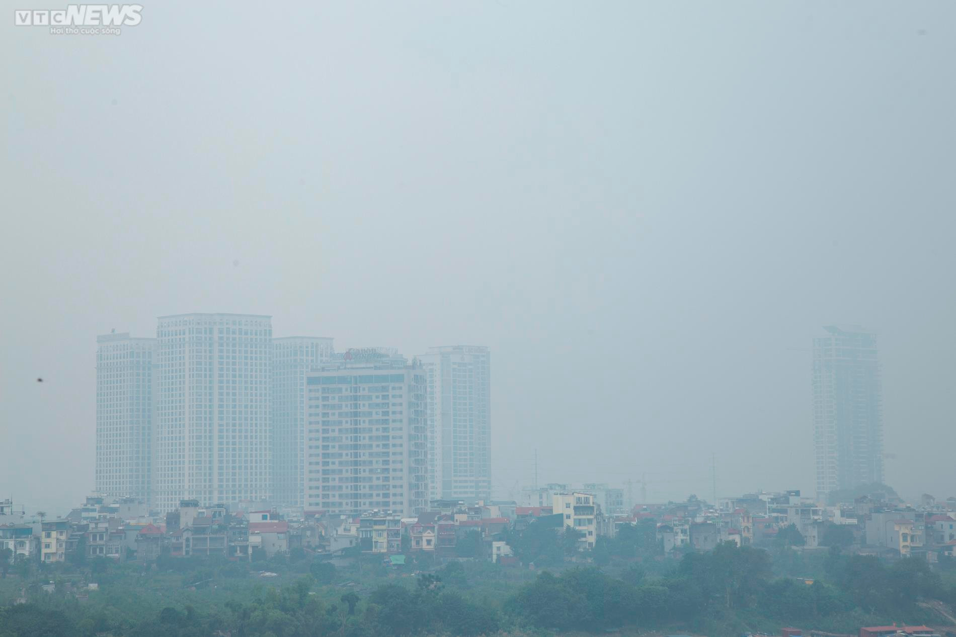 Hà Nội chìm trong sương mờ dày đặc từ sáng đến trưa - 7
