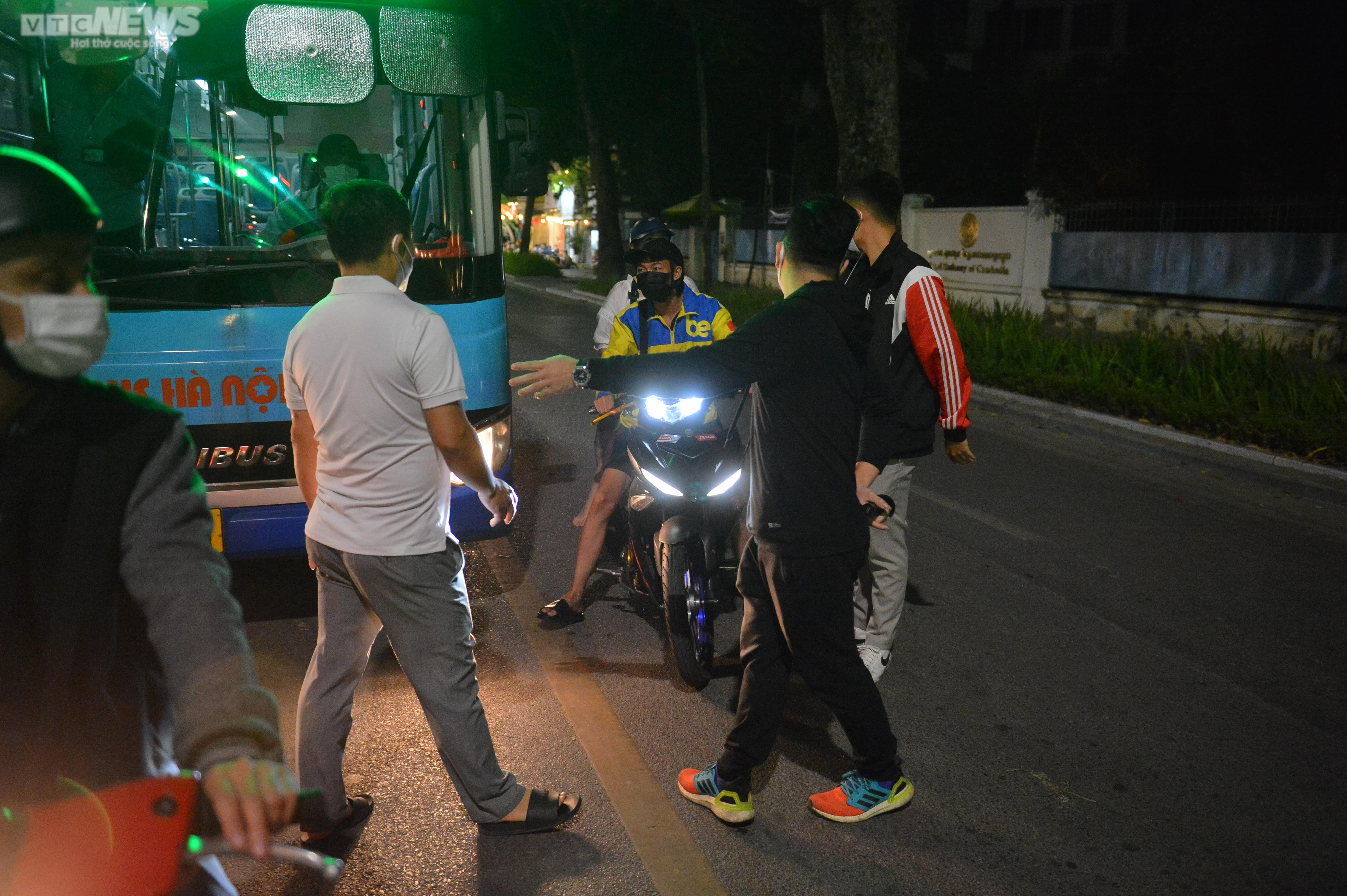 Lực lượng 141 hóa trang, vây bắt 'quái xế' nẹt pô trên đường phố Hà Nội - 11