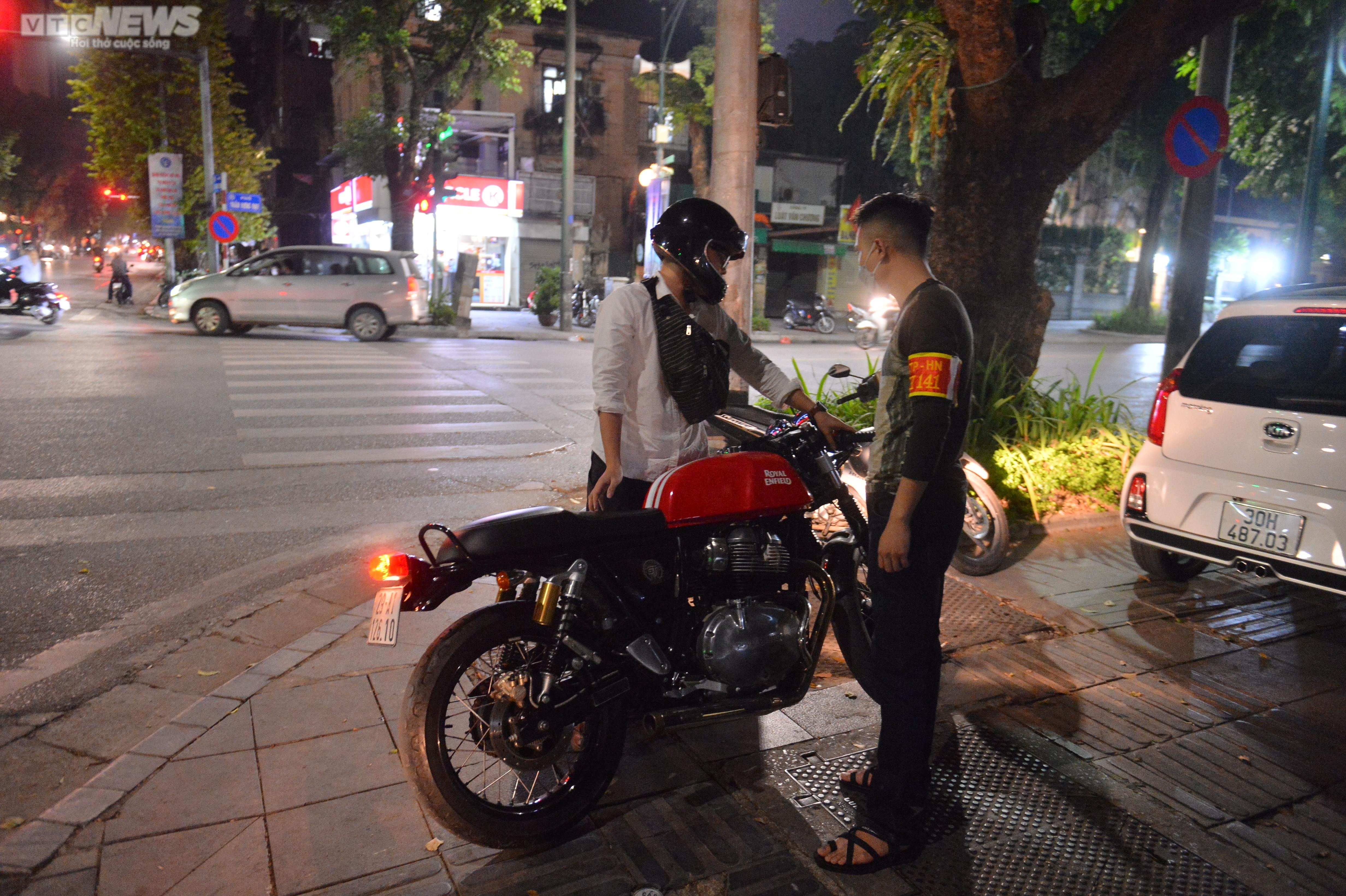 Lực lượng 141 hóa trang, vây bắt 'quái xế' nẹt pô trên đường phố Hà Nội - 12