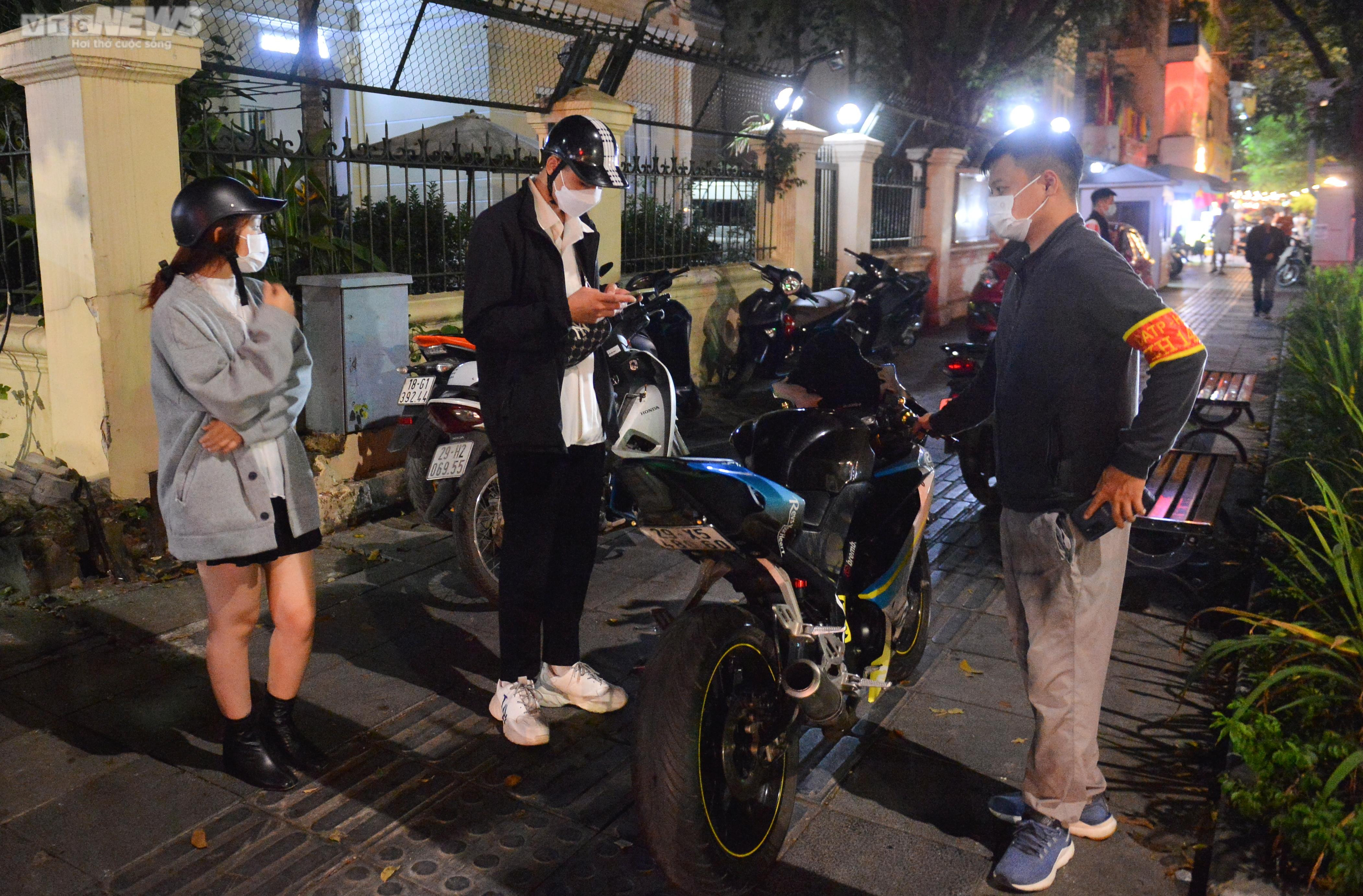 Lực lượng 141 hóa trang, vây bắt 'quái xế' nẹt pô trên đường phố Hà Nội - 13