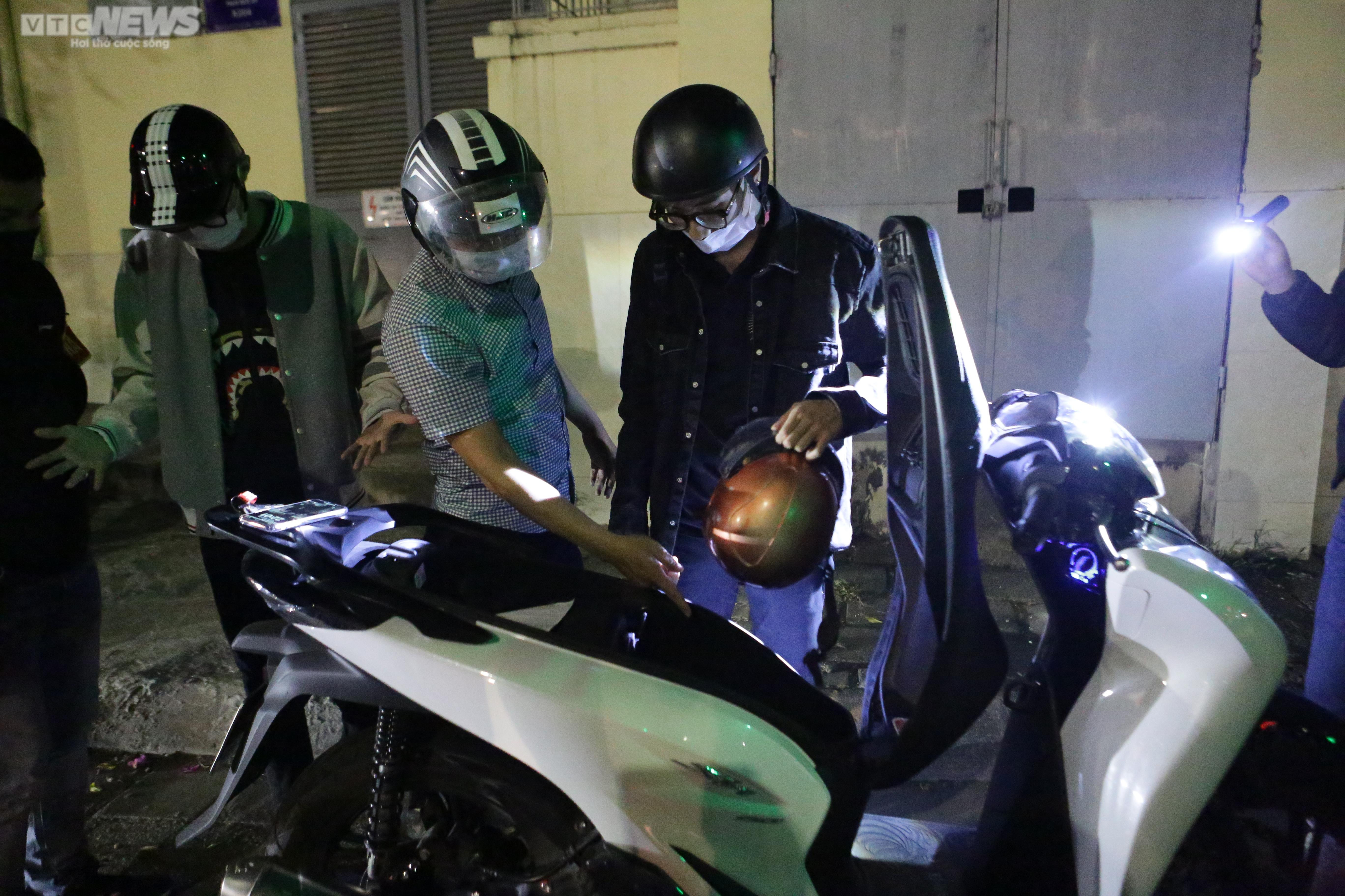 Lực lượng 141 hóa trang, vây bắt 'quái xế' nẹt pô trên đường phố Hà Nội - 3