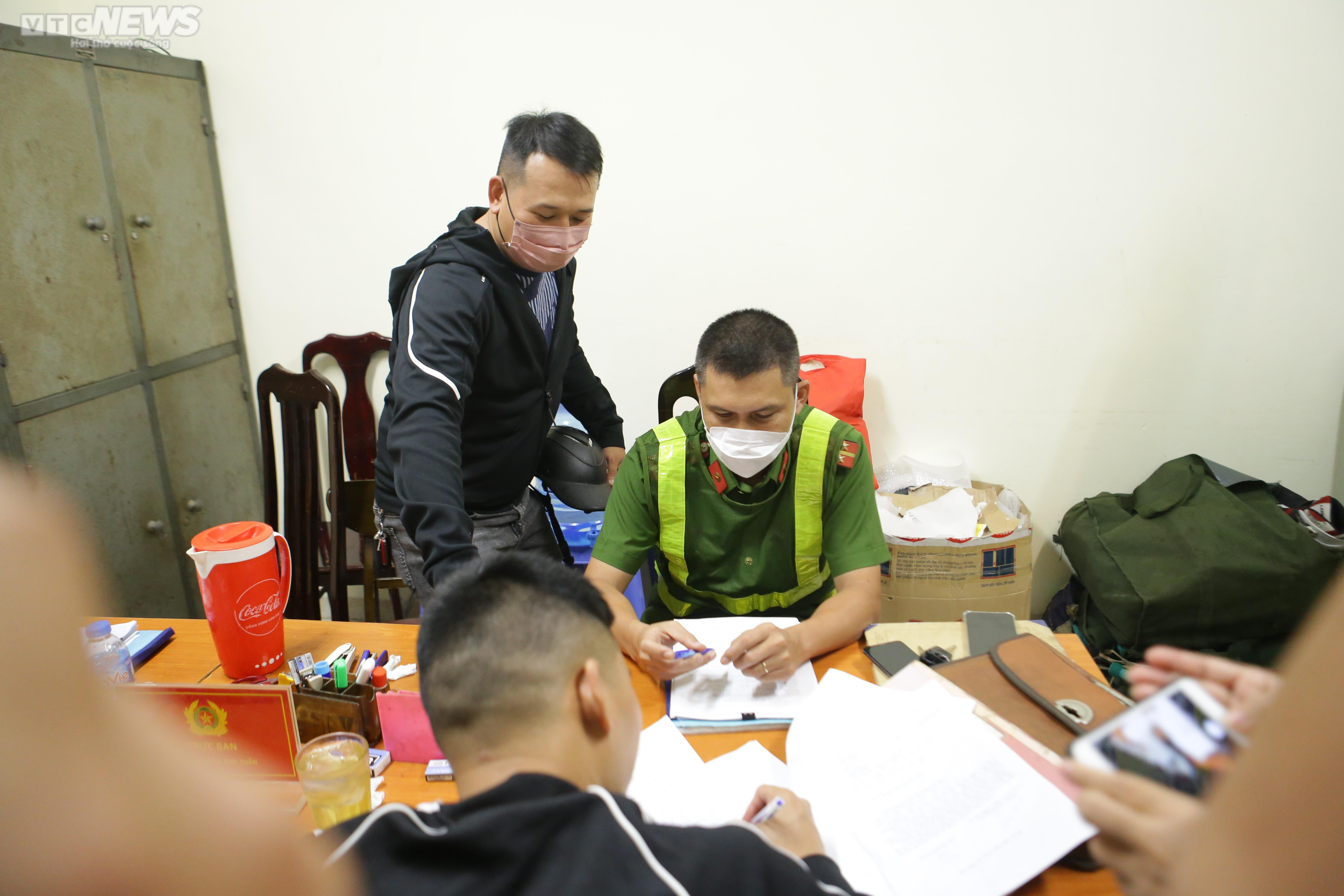 Lực lượng 141 hóa trang, vây bắt 'quái xế' nẹt pô trên đường phố Hà Nội - 6