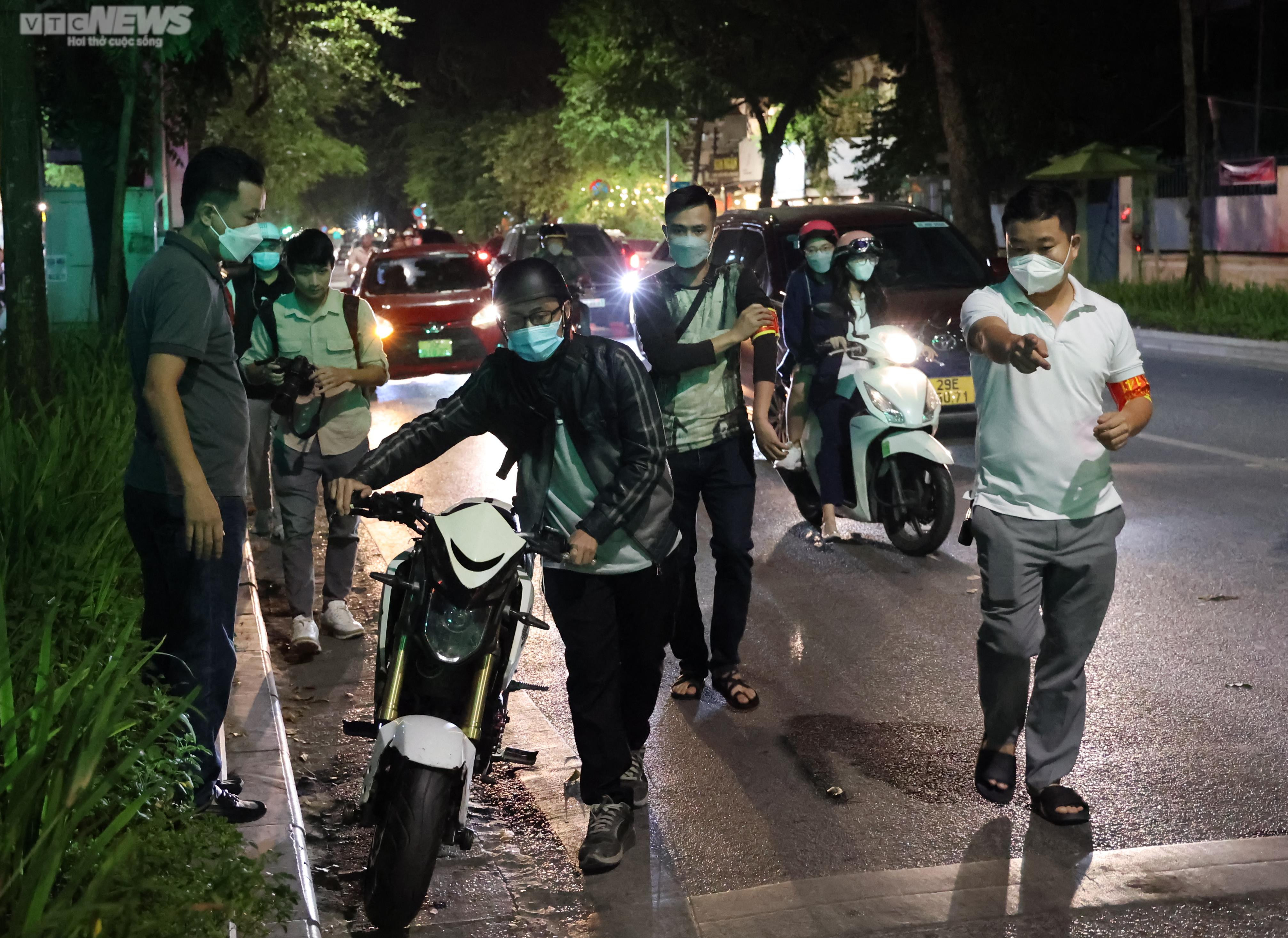 Lực lượng 141 hóa trang, vây bắt 'quái xế' nẹt pô trên đường phố Hà Nội - 8