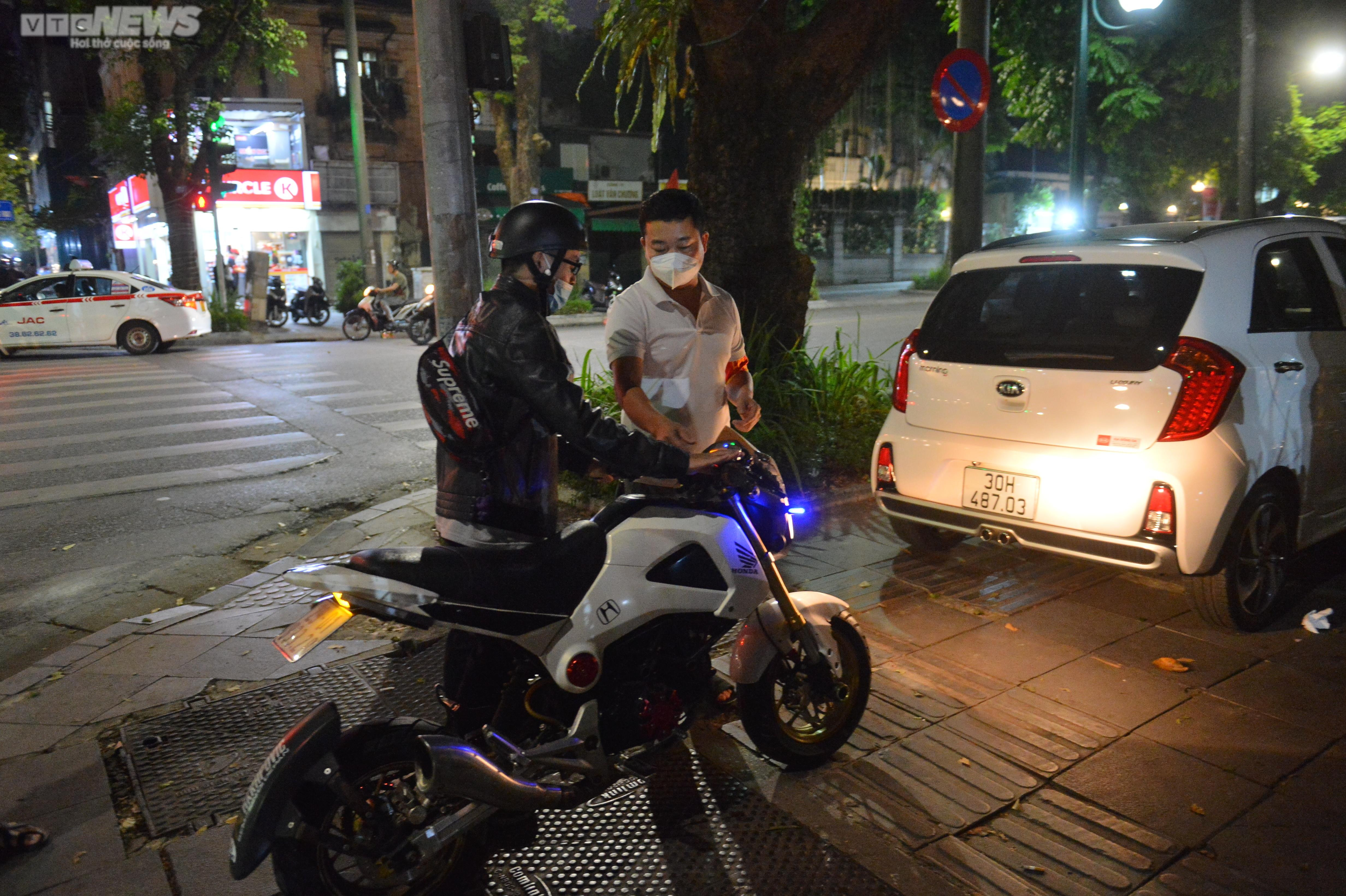 Lực lượng 141 hóa trang, vây bắt 'quái xế' nẹt pô trên đường phố Hà Nội - 9