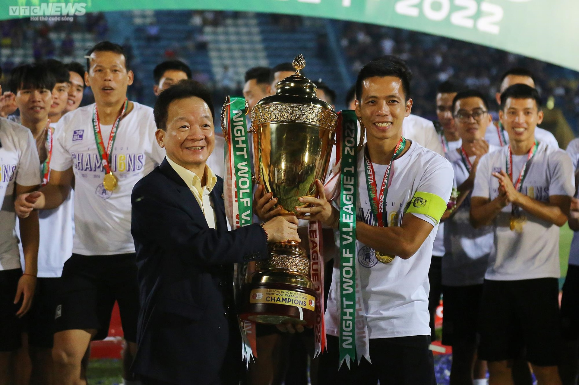 Bầu Hiển nâng cúp vô địch V-League 2022 cùng Hà Nội FC - 3