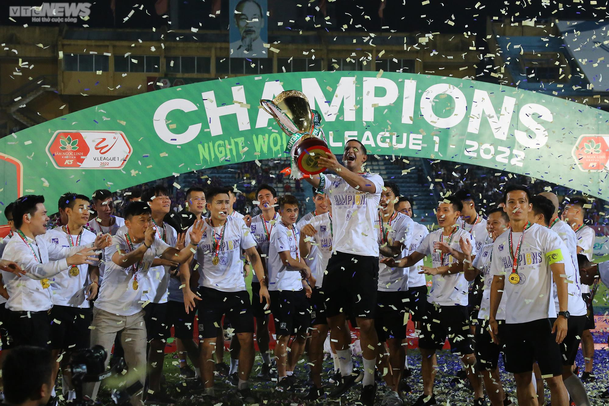 Bầu Hiển nâng cúp vô địch V-League 2022 cùng Hà Nội FC - 1