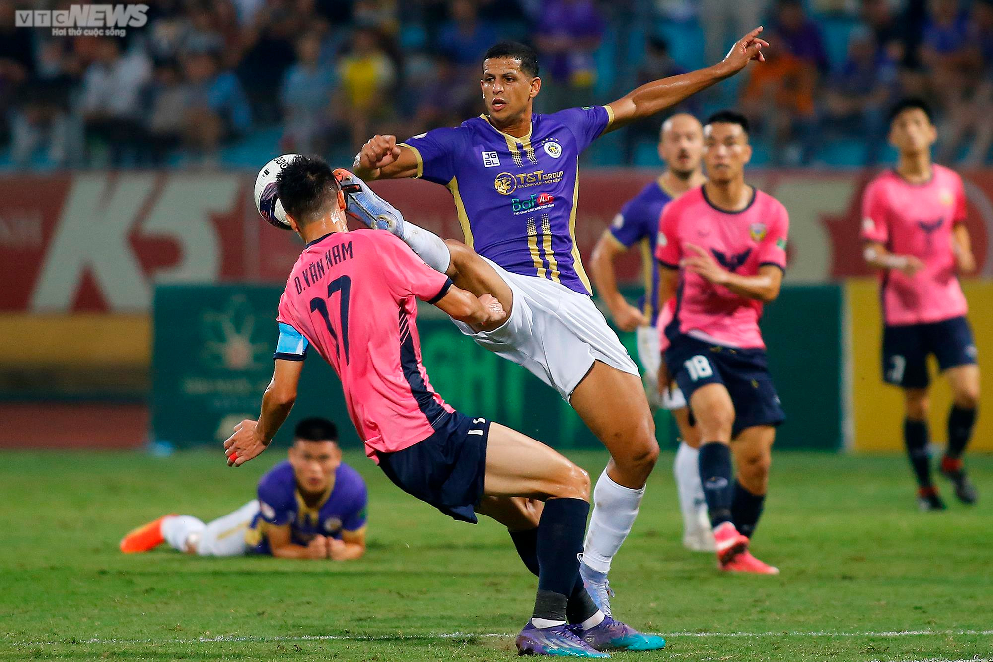 Bầu Hiển nâng cúp vô địch V-League 2022 cùng Hà Nội FC - 7