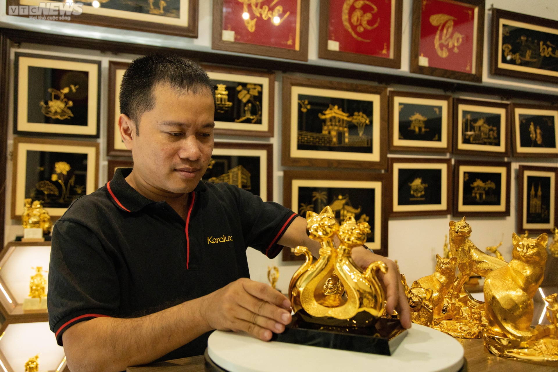Mèo dát vàng 24k hút khách trước Tết Quý Mão 2023 - 2