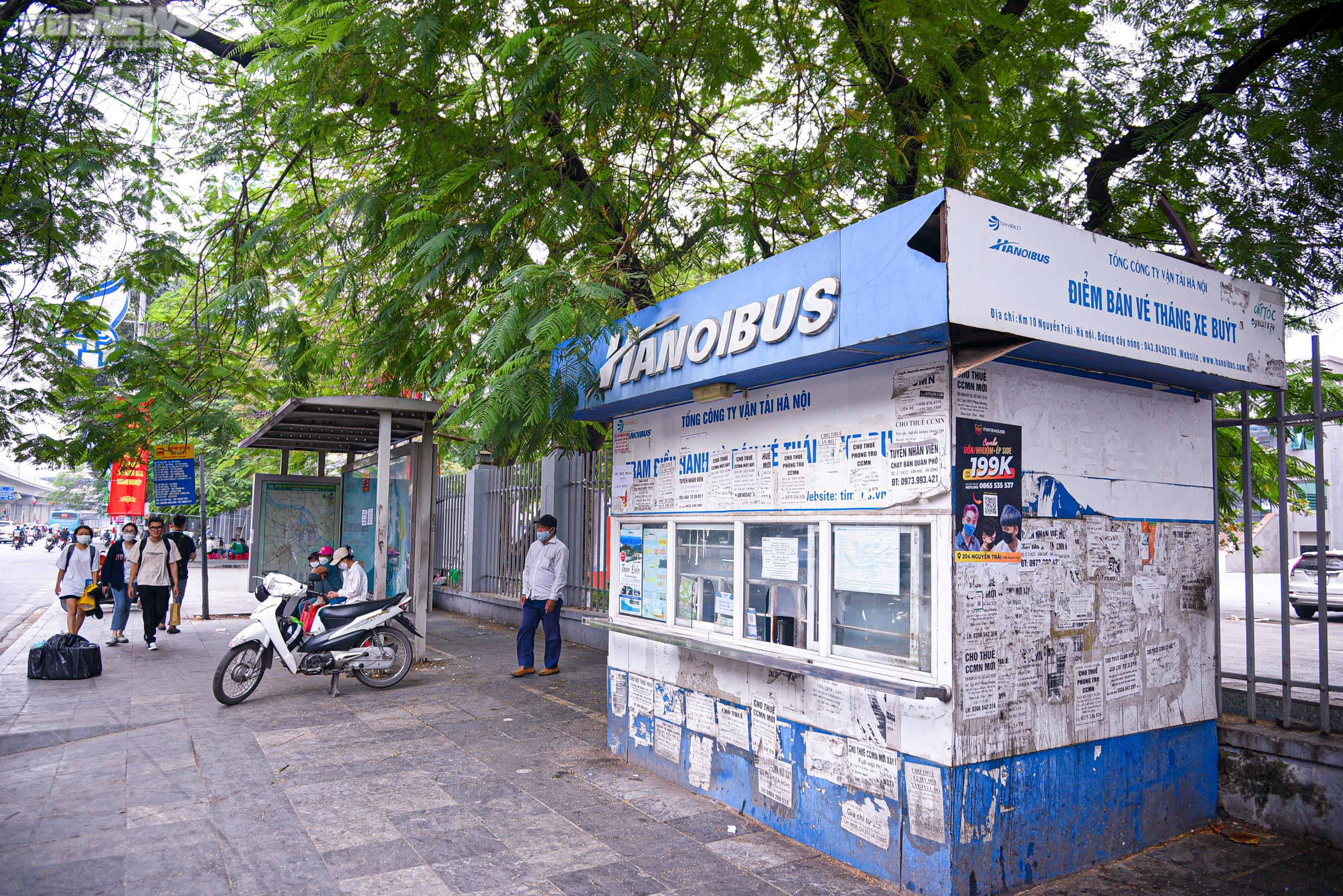 Nhà chờ xe buýt Hà Nội bị biến thành hàng quán, rác thải bủa vây - 9