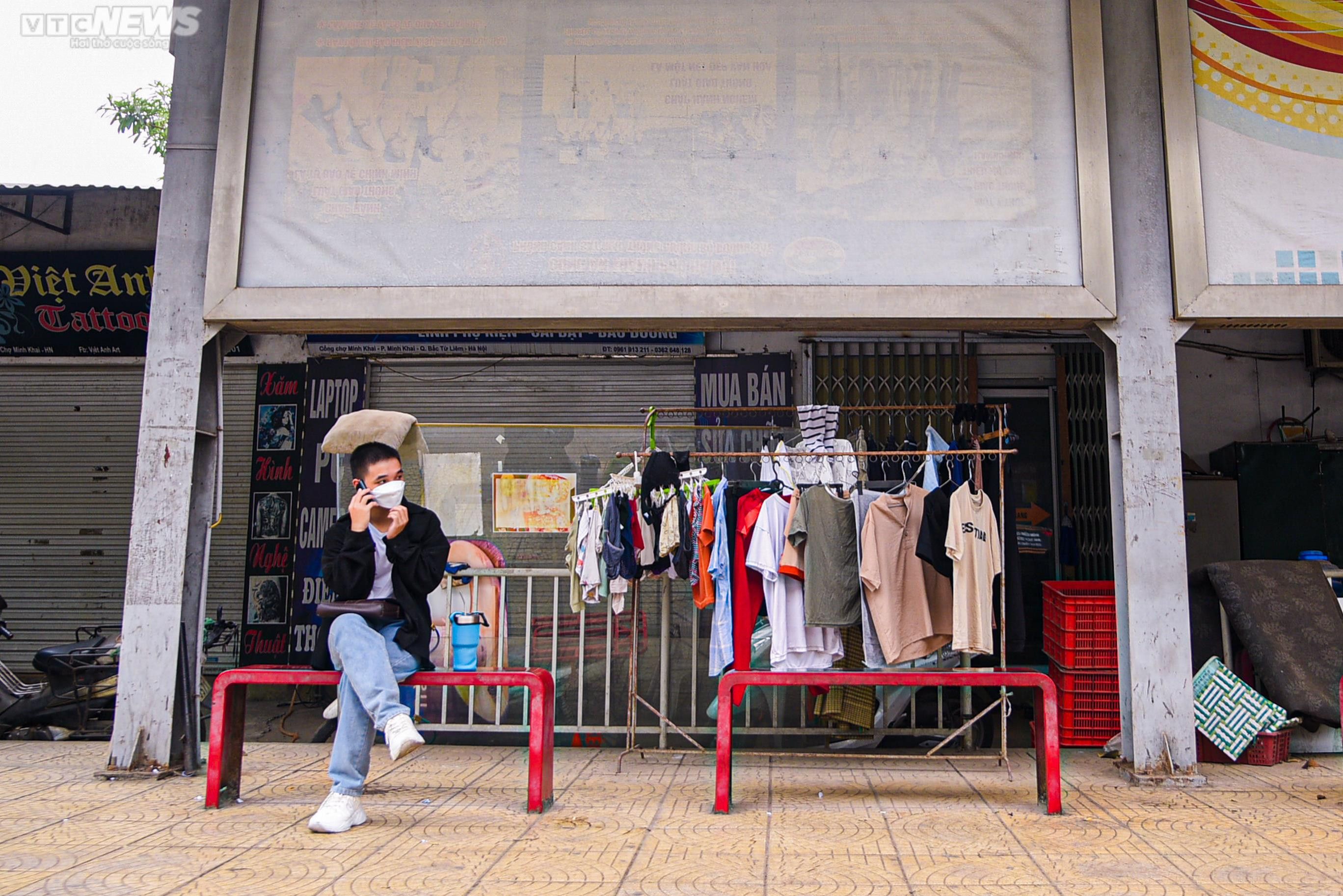 Nhà chờ xe buýt Hà Nội bị biến thành hàng quán, rác thải bủa vây - 13