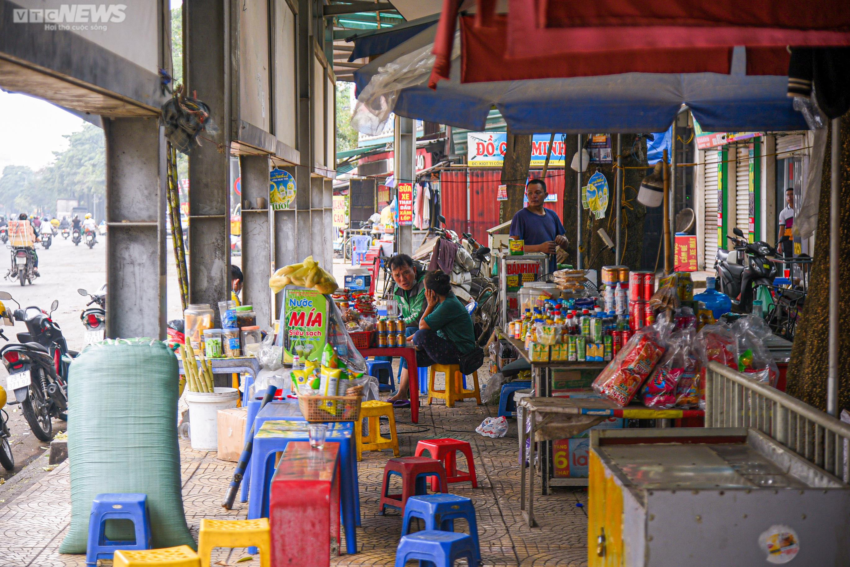 Nhà chờ xe buýt Hà Nội bị biến thành hàng quán, rác thải bủa vây - 3