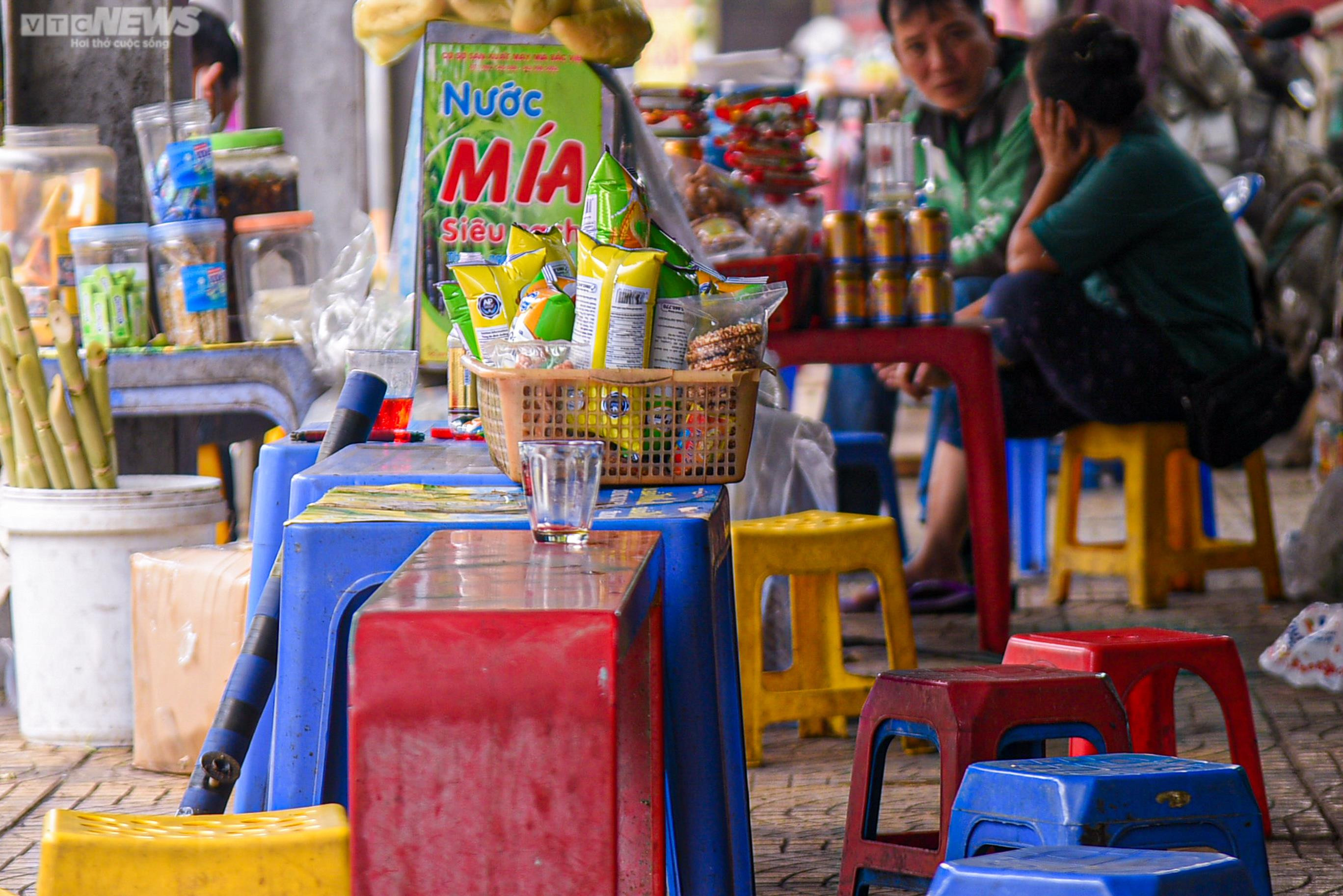 Nhà chờ xe buýt Hà Nội bị biến thành hàng quán, rác thải bủa vây - 5