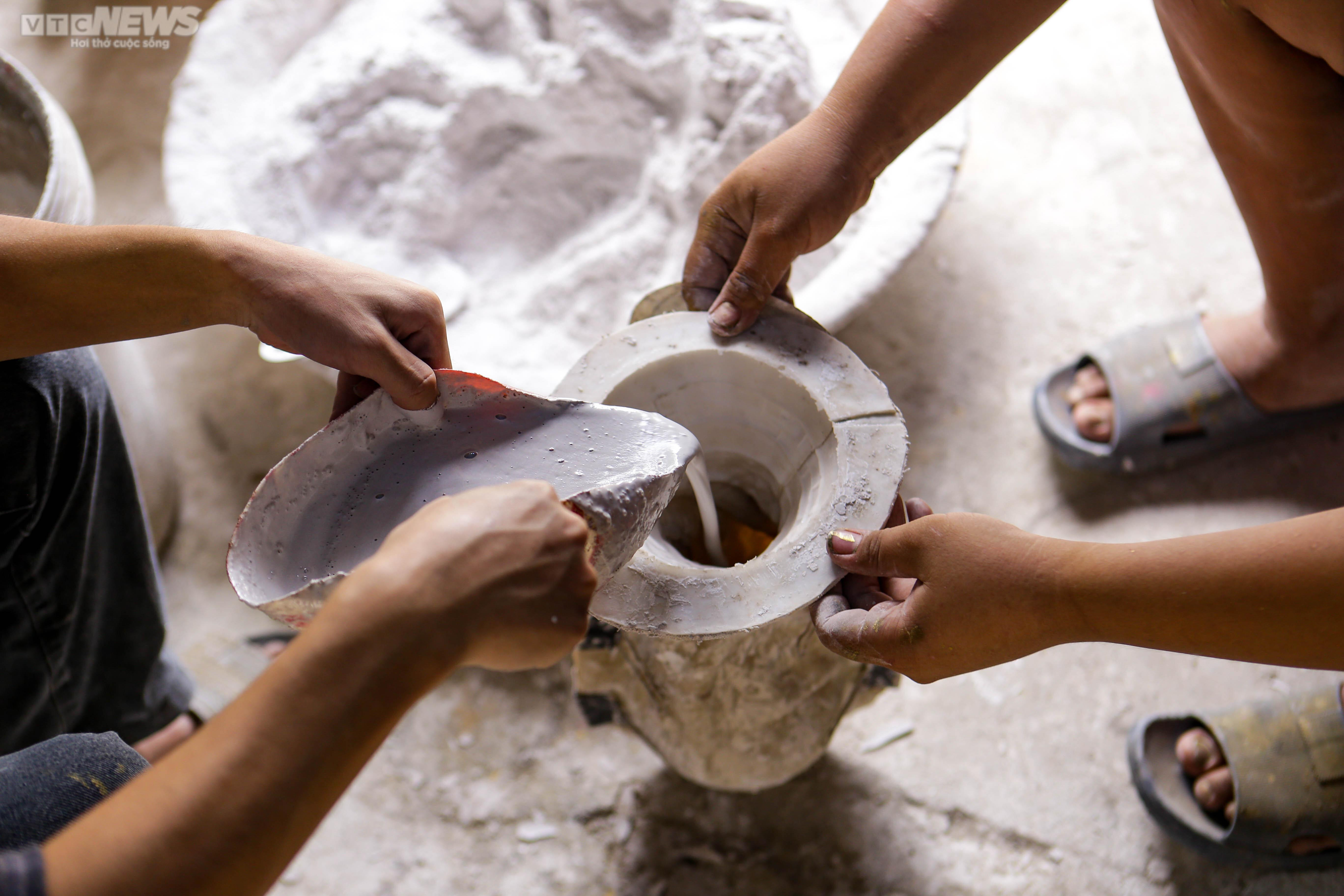 Xem người làng gốm Bát Tràng sản xuất cúp vàng World Cup 2022 - 4