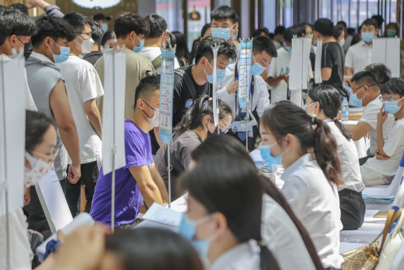 Mất việc 2 lần/năm, người trẻ Trung Quốc tìm cách vượt 'bão' suy thoái kinh tế - 5