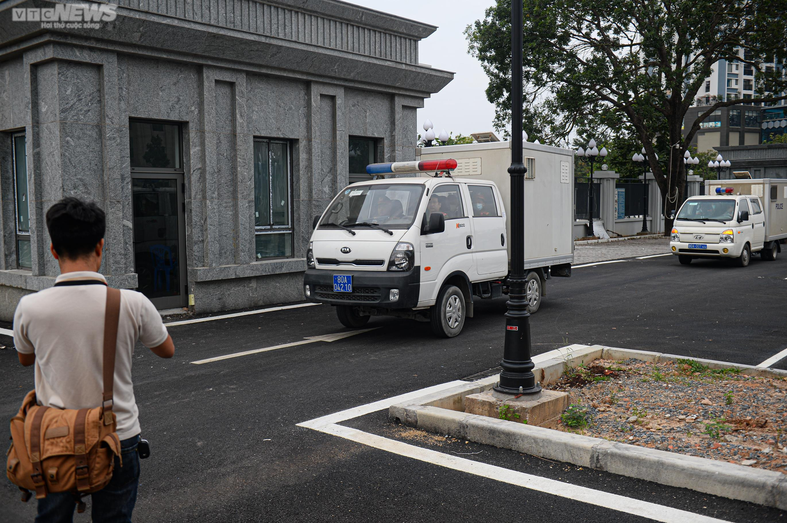 Cựu Thứ trưởng Y tế Cao Minh Quang chống gậy đến toà - 1