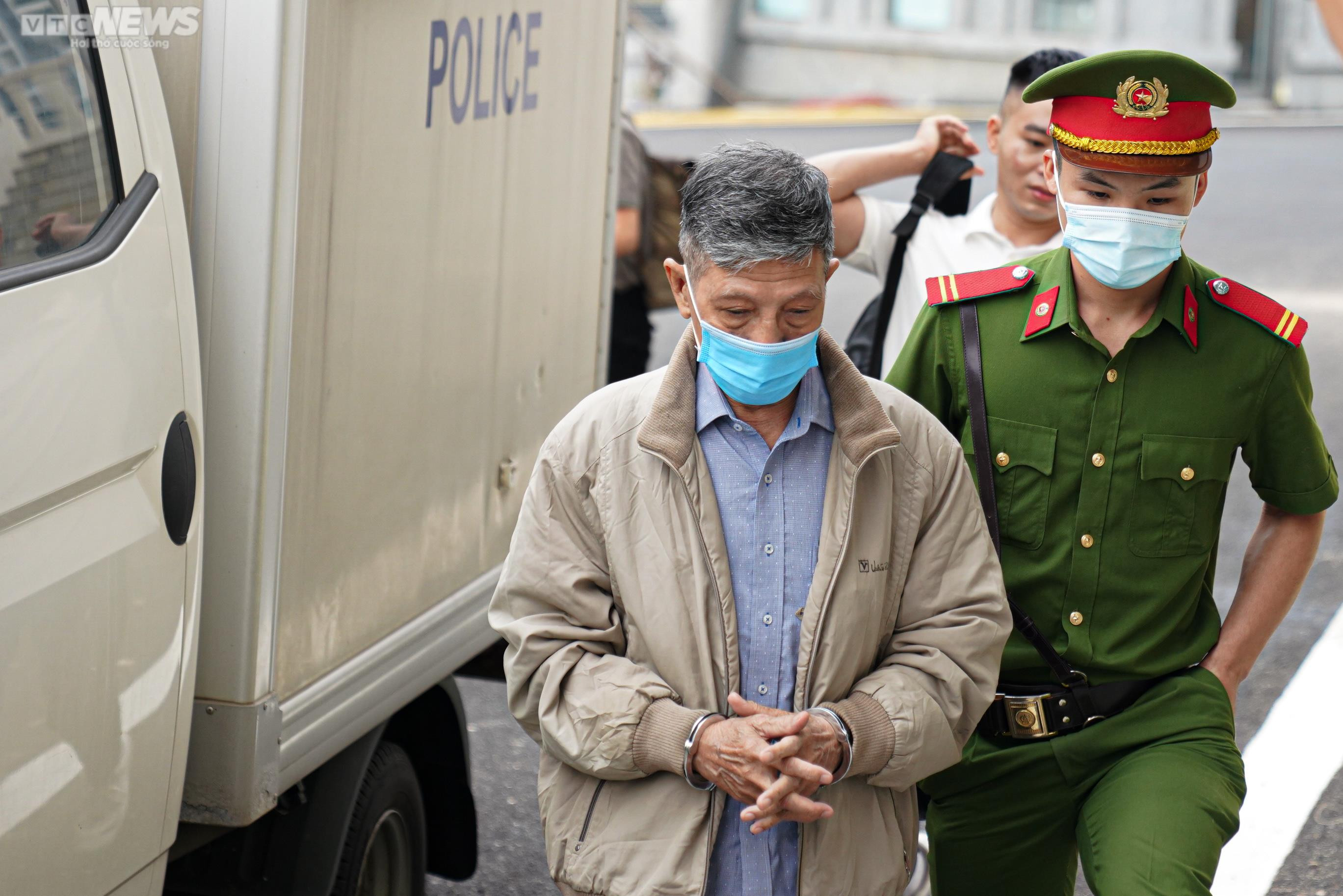 Cựu Thứ trưởng Y tế Cao Minh Quang chống gậy đến toà - 7