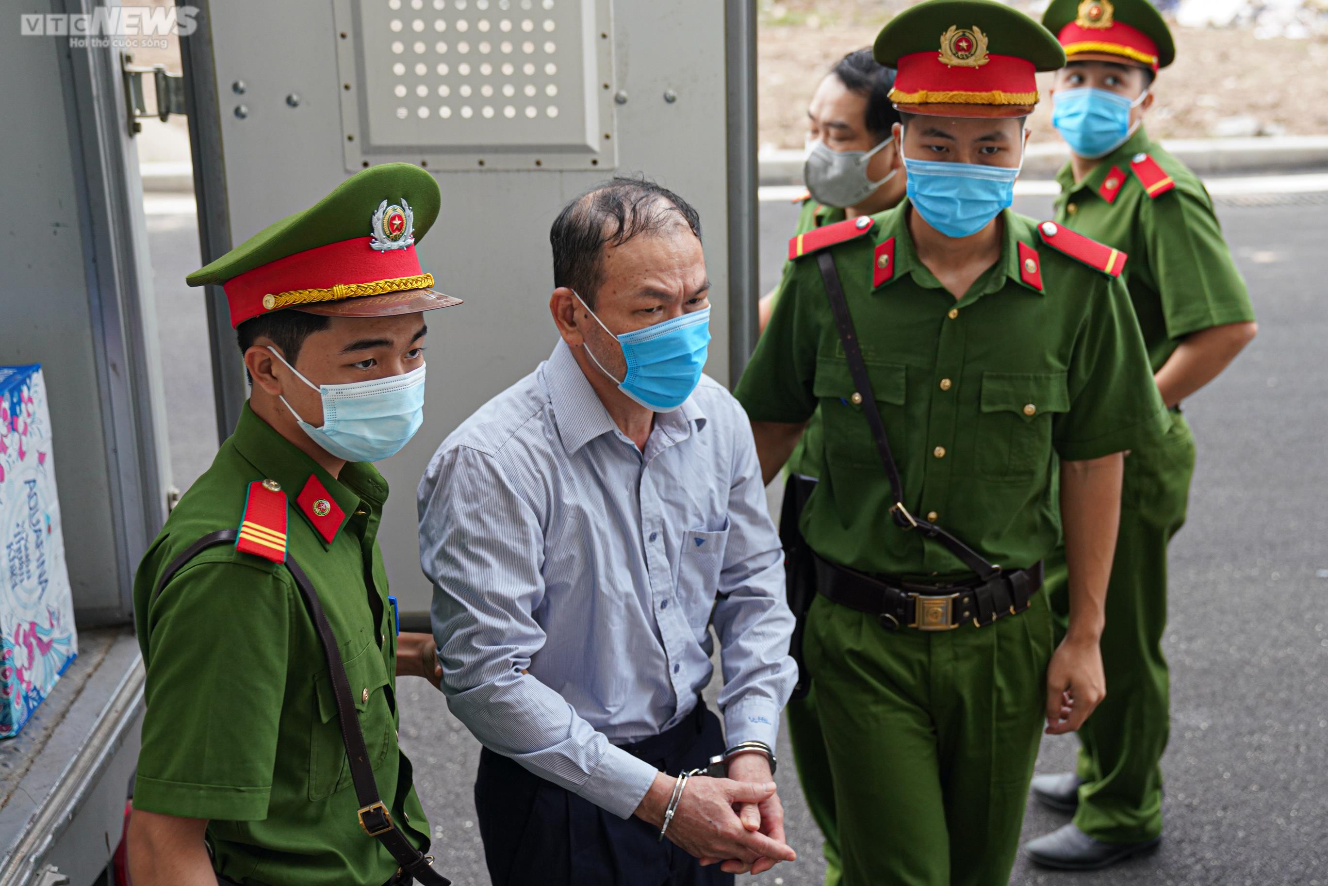 Cựu Thứ trưởng Y tế Cao Minh Quang chống gậy đến toà - 6