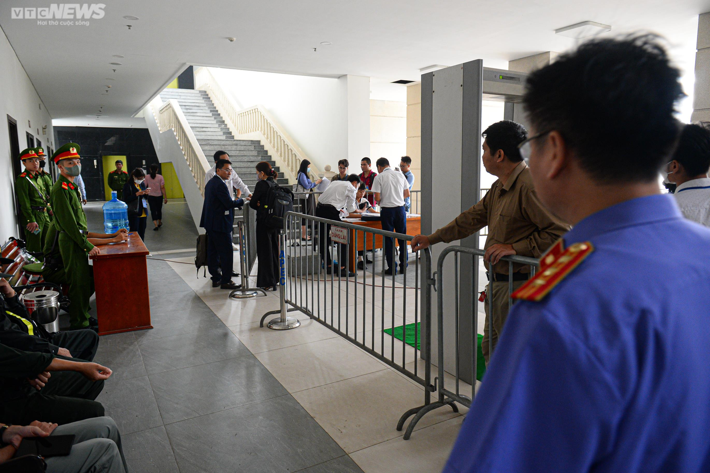 Cựu Thứ trưởng Y tế Cao Minh Quang chống gậy đến toà - 10