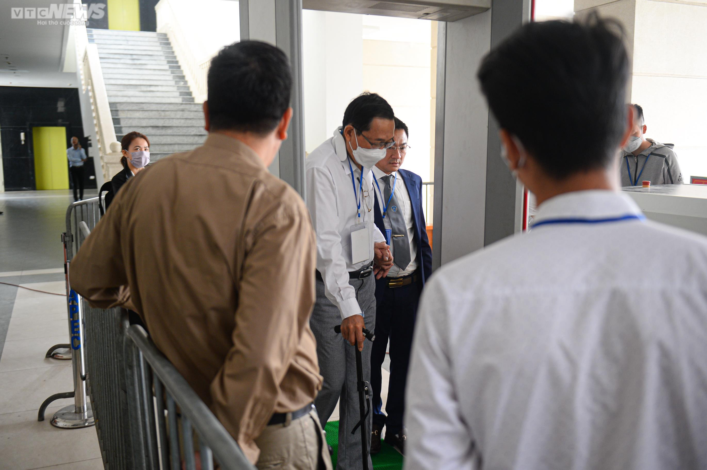 Cựu Thứ trưởng Y tế Cao Minh Quang chống gậy đến toà - 9