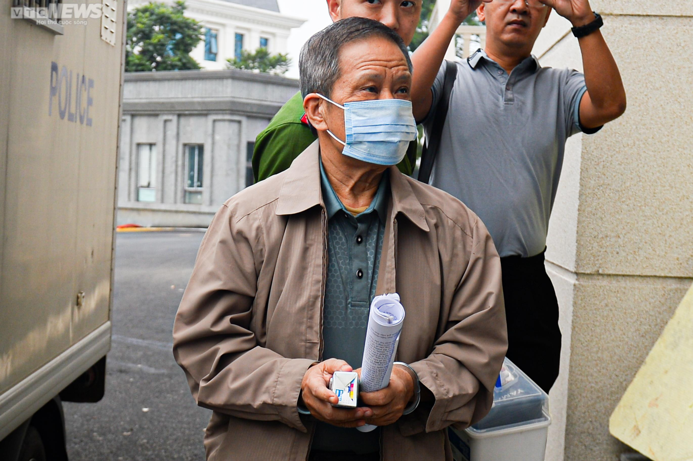Cựu Thứ trưởng Y tế Cao Minh Quang chống gậy đến toà - 5
