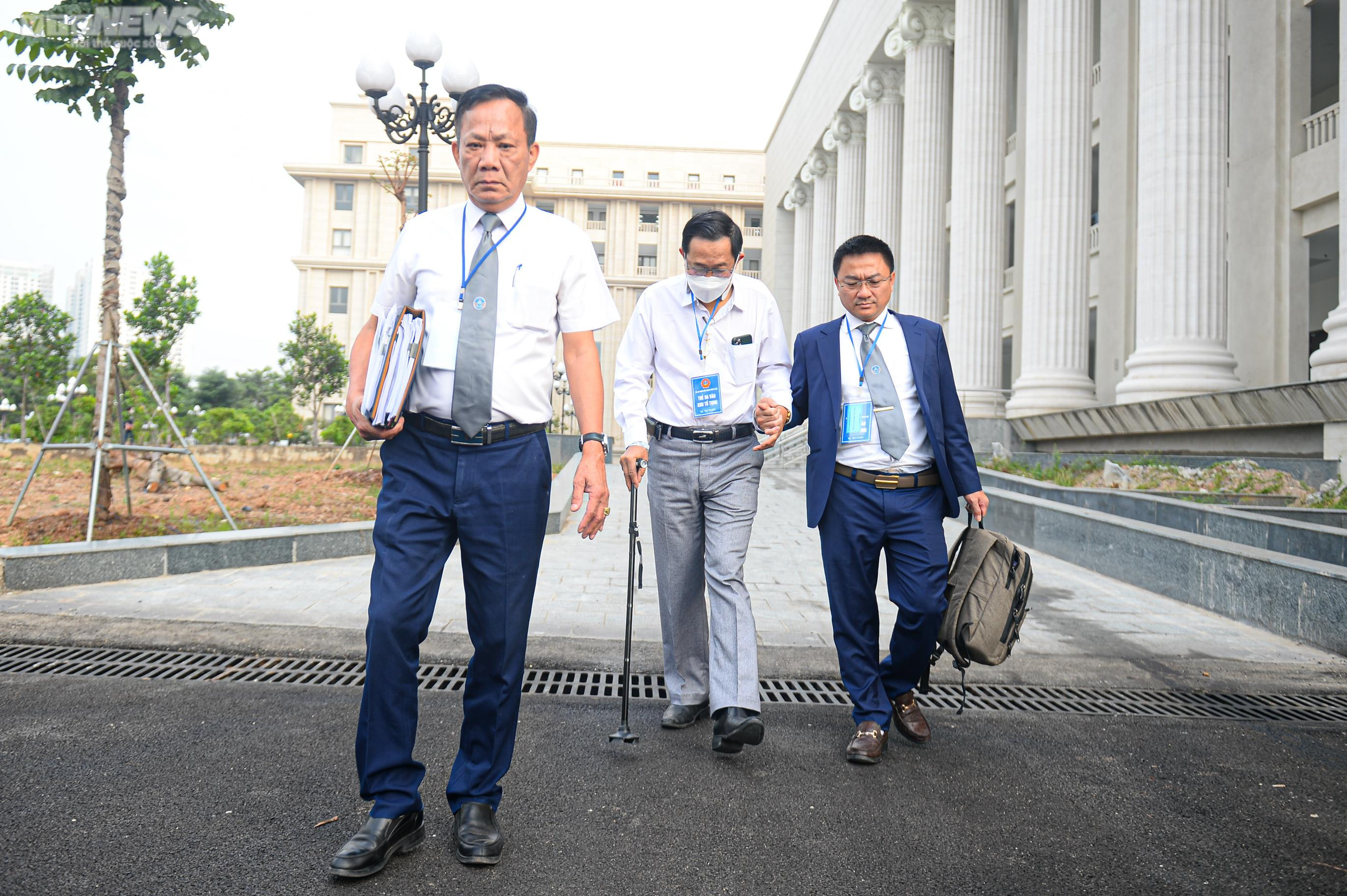 Cựu Thứ trưởng Y tế Cao Minh Quang chống gậy đến toà - 2