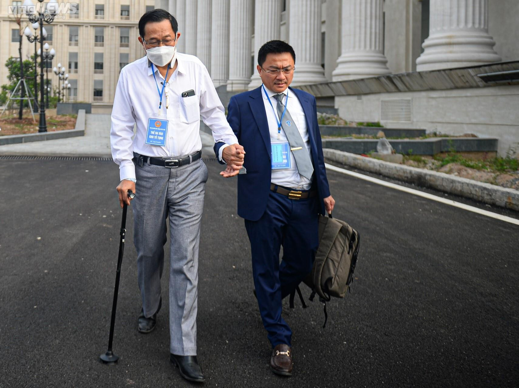 Cựu Thứ trưởng Y tế Cao Minh Quang chống gậy đến toà - 4