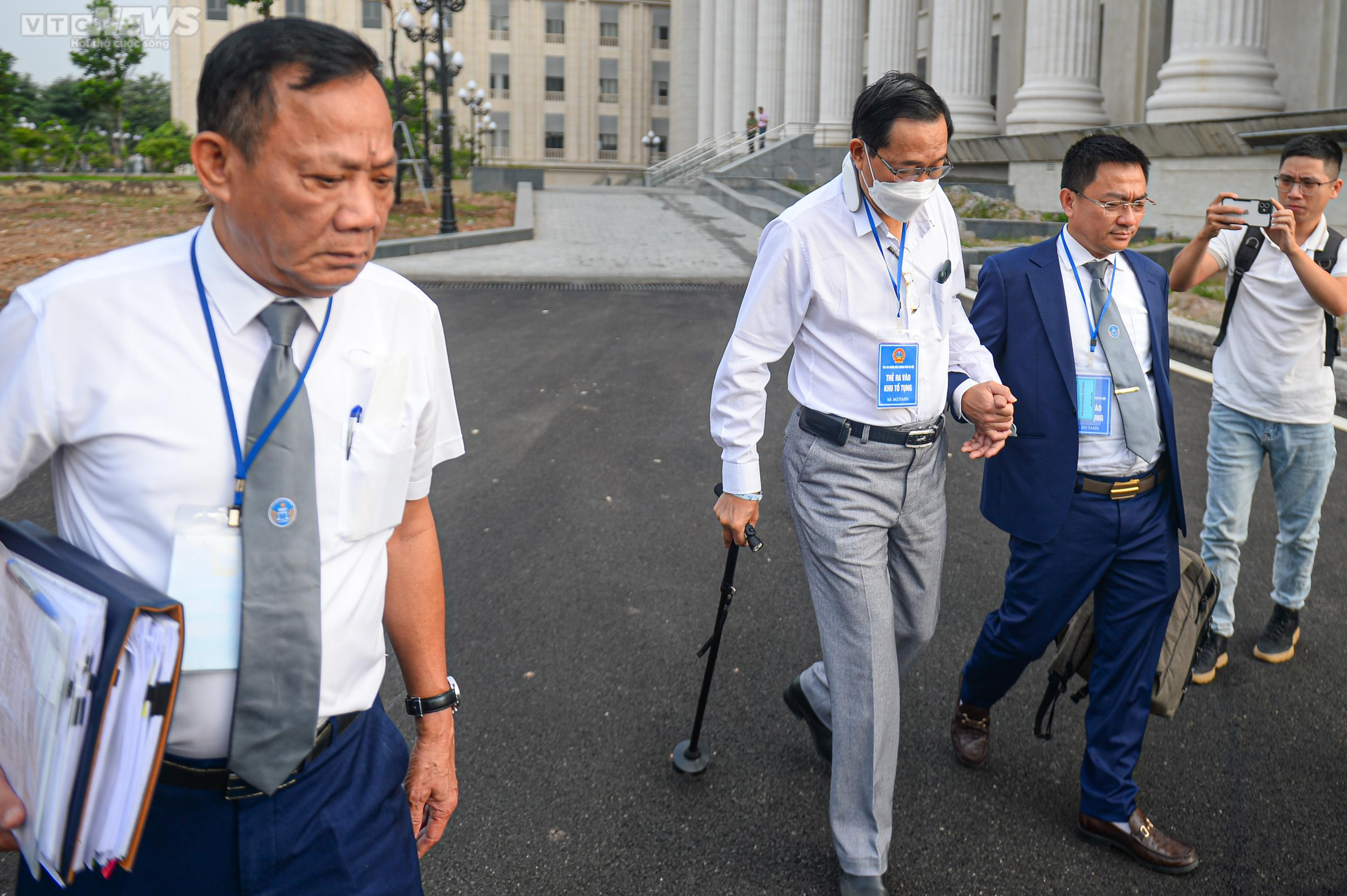 Cựu Thứ trưởng Y tế Cao Minh Quang chống gậy đến toà - 3