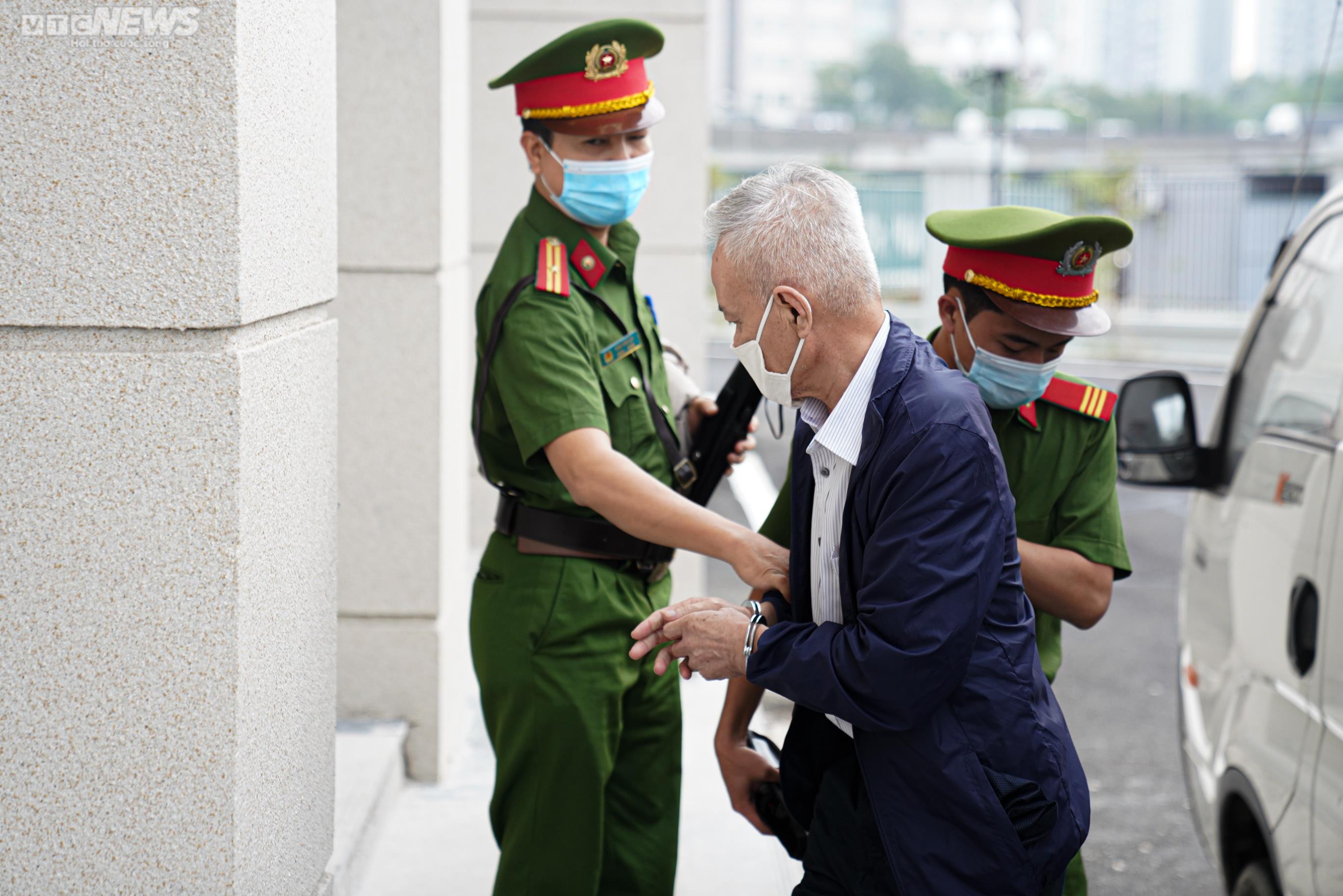 Cựu Thứ trưởng Y tế Cao Minh Quang chống gậy đến toà - 8