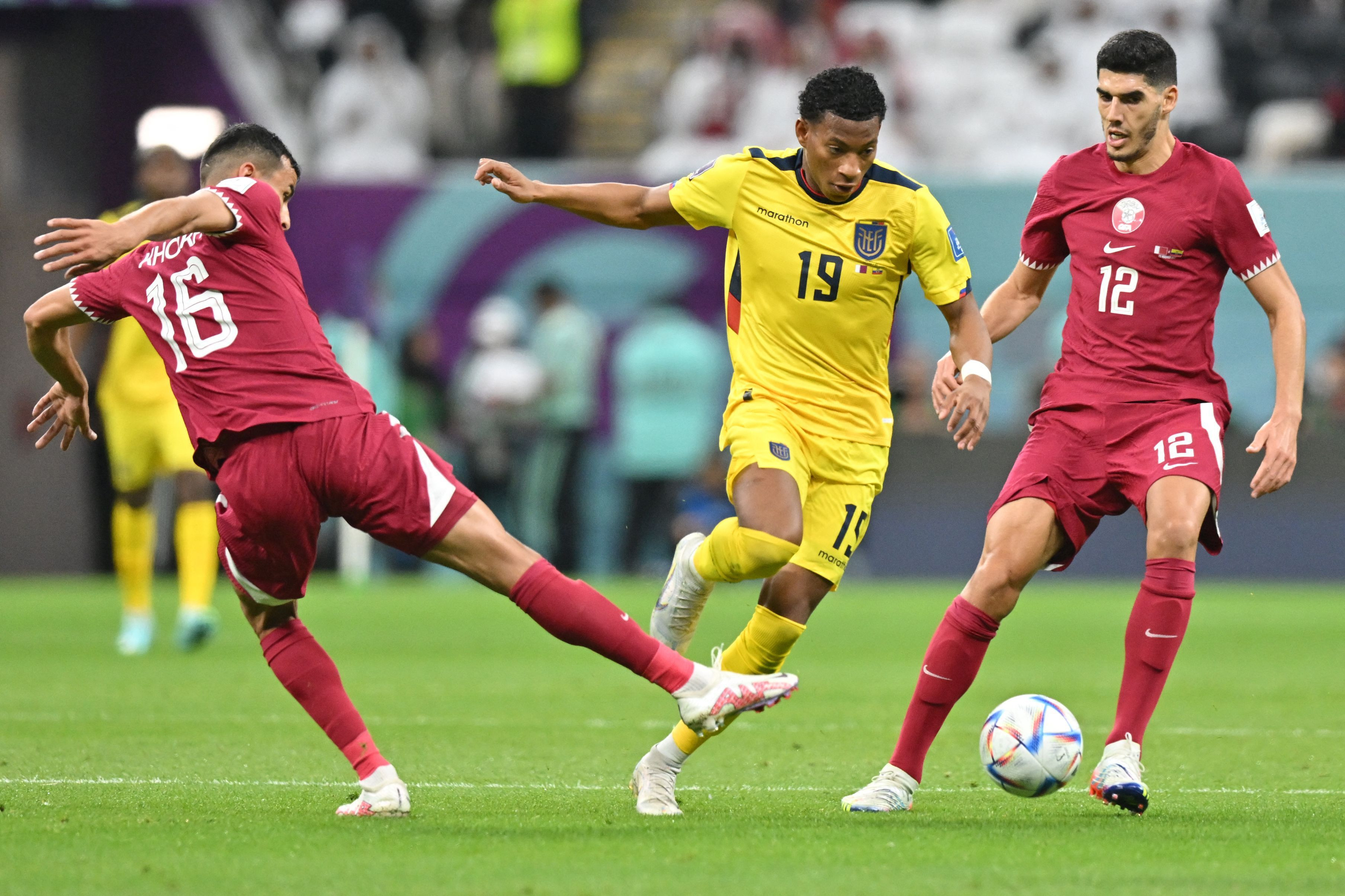 HLV thất thần, CĐV bỏ về sớm, Qatar vỡ mộng trong ngày ra mắt World Cup - 4