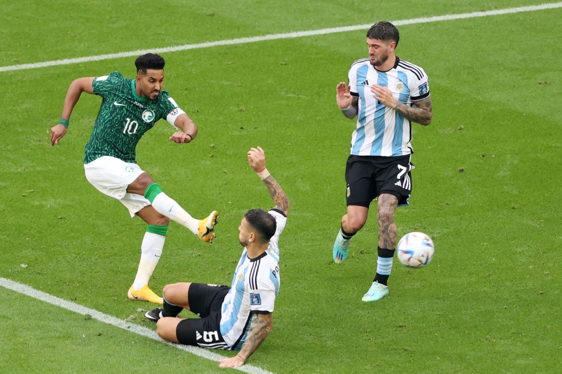Messi cúi đầu, ôm mặt thất vọng trong nỗi đau thua trận - 5